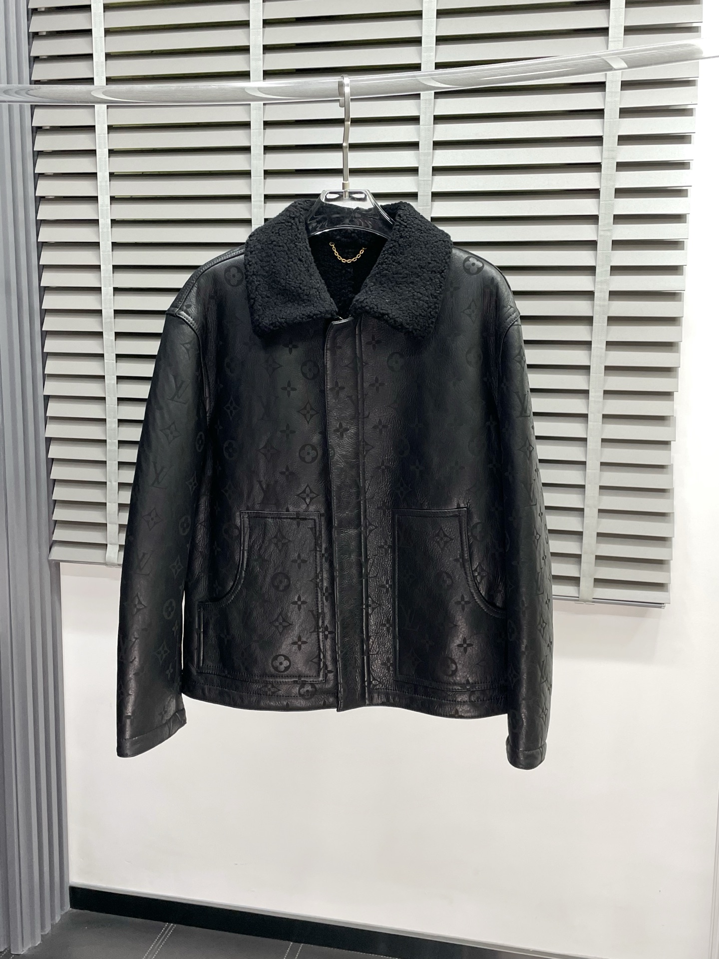 NO:570127,.Leather jackets - Louis Vuitton exclusively offers the latest autumn and winter polar fleece leather jackets. Leather jackets with classic design and great looks. Imported leather and imported fabrics. The quality is impeccable. Quality control can be purchased directly. High-end products that cannot be faulted! You can feel its powerful aura through the detailed pictures. It has a remarkable effect of gathering heat and keeping warm, so you don’t have to worry about getting a little chilly! Both fashionable and functional, the whole style looks more luxurious! Size M-3XL,,louis vuitton,louis vuitton,jackets & coats,jackets & coats,leather jacket,alexander wang19860909.皮衣-Louis Vuitton路易威登独家专供最新秋冬摇粒绒皮夹克外套 经典设计与颜值爆棚的皮衣 进口皮进口面料 品质更是无法挑剔品控可以直接入手,不容过错的高端臻品！通过细节图片便可感受到它强悍的气场,聚温保暖效果显著,完全不用担心会有一点寒意！时尚与功能性兼备,整款显得更加的奢华大气！ 尺码M-3XL,,louis vuitton,louis vuitton,jackets & coats,jackets & coats,leather jacket,alexander wang,Men's clothing