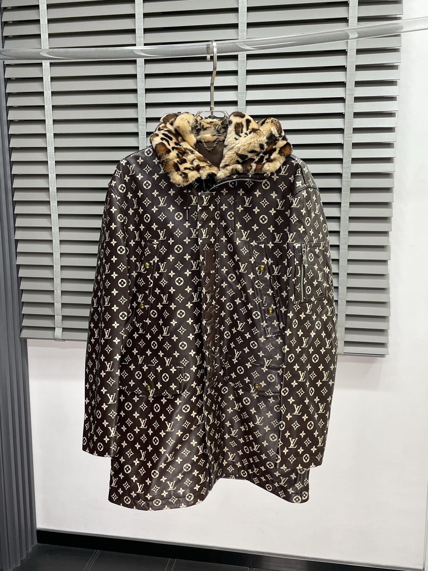 NO:443587,.Mid-length leather jacket - Louis Vuitton exclusively offers the latest autumn and winter leather jackets. Classic design and beautiful leather jackets. Imported leather imported fabrics. The quality is even more picky. You can buy it directly. You can't get it wrong! Through the detailed pictures, you can feel its powerful aura, and the warm-concentration effect is significant, so you don’t have to worry about the chill at all! It is both fashionable and functional, and the whole style looks more luxurious and elegant! Size M-3XL, louis vuitton,louis vuitton,jackets & coats,jackets & coats,leather jacket,alexander wang19860909.中长款皮衣-Louis Vuitton路易威登独家专供最新秋冬皮夹克外套 经典设计与颜值爆棚的皮衣 进口皮进口面料 品质更是无法挑剔品控可以直接入手,不容过错的高端臻品！通过细节图片便可感受到它强悍的气场,聚温保暖效果显著,完全不用担心会有一点寒意！时尚与功能性兼备,整款显得更加的奢华大气！ 尺码M-3XL,,louis vuitton,louis vuitton,jackets & coats,jackets & coats,leather jacket,alexander wang,Men's clothing