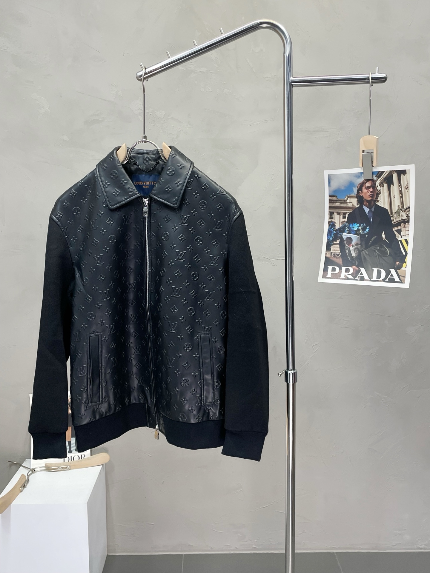 NO:448041,.Leather Jacket - Louis Vuitton exclusively offers the latest spring and autumn leather jackets. Classic design and beautiful leather jackets. Embossed design. Imported leather imported fabrics. The quality is even more unscrupulous. You can buy it directly. You can't get it wrong! Through the detailed pictures, you can feel its powerful aura, and the warm-concentration effect is significant, so you don’t have to worry about the chill at all! It is both fashionable and functional, and the whole style looks more luxurious and elegant! Size M-3XL, louis vuitton,louis vuitton,jackets & coats,jackets & coats,leather jacket,alexander wang19860909.皮衣-Louis Vuitton路易威登独家专供最新春秋皮夹克外套 经典设计与颜值爆棚的皮衣 压纹设计 进口皮进口面料 品质更是无法挑剔品控可以直接入手,不容过错的高端臻品！通过细节图片便可感受到它强悍的气场,聚温保暖效果显著,完全不用担心会有一点寒意！时尚与功能性兼备,整款显得更加的奢华大气！ 尺码M-3XL,,louis vuitton,louis vuitton,jackets & coats,jackets & coats,leather jacket,alexander wang,Men's clothing