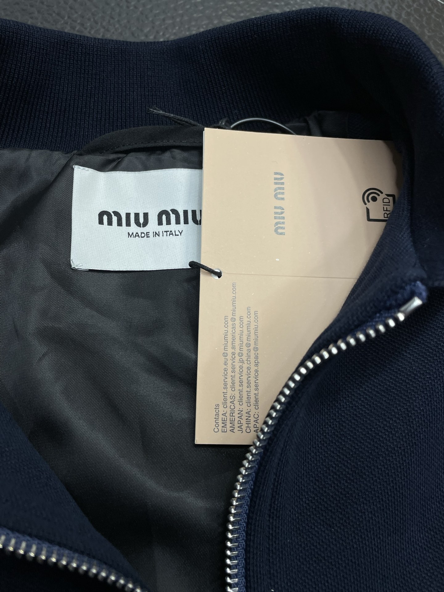 。MIUMIU谬谬💥独家专供新品时尚休闲秋冬翻领外套 进口原版科技面料，柔软舒适，上身舒适透气，亲肤不扎