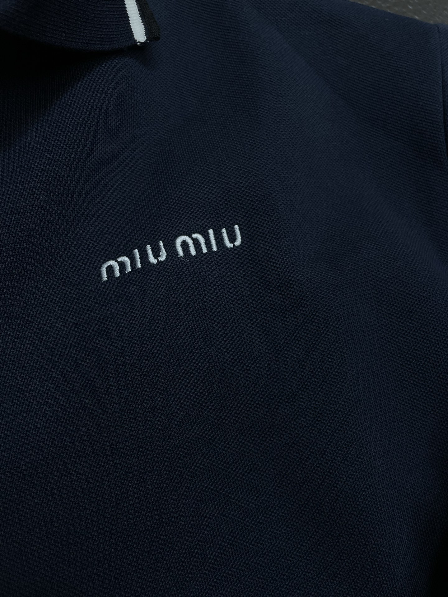。MIUMIU谬谬💥独家专供新品时尚休闲秋冬翻领外套 进口原版科技面料，柔软舒适，上身舒适透气，亲肤不扎