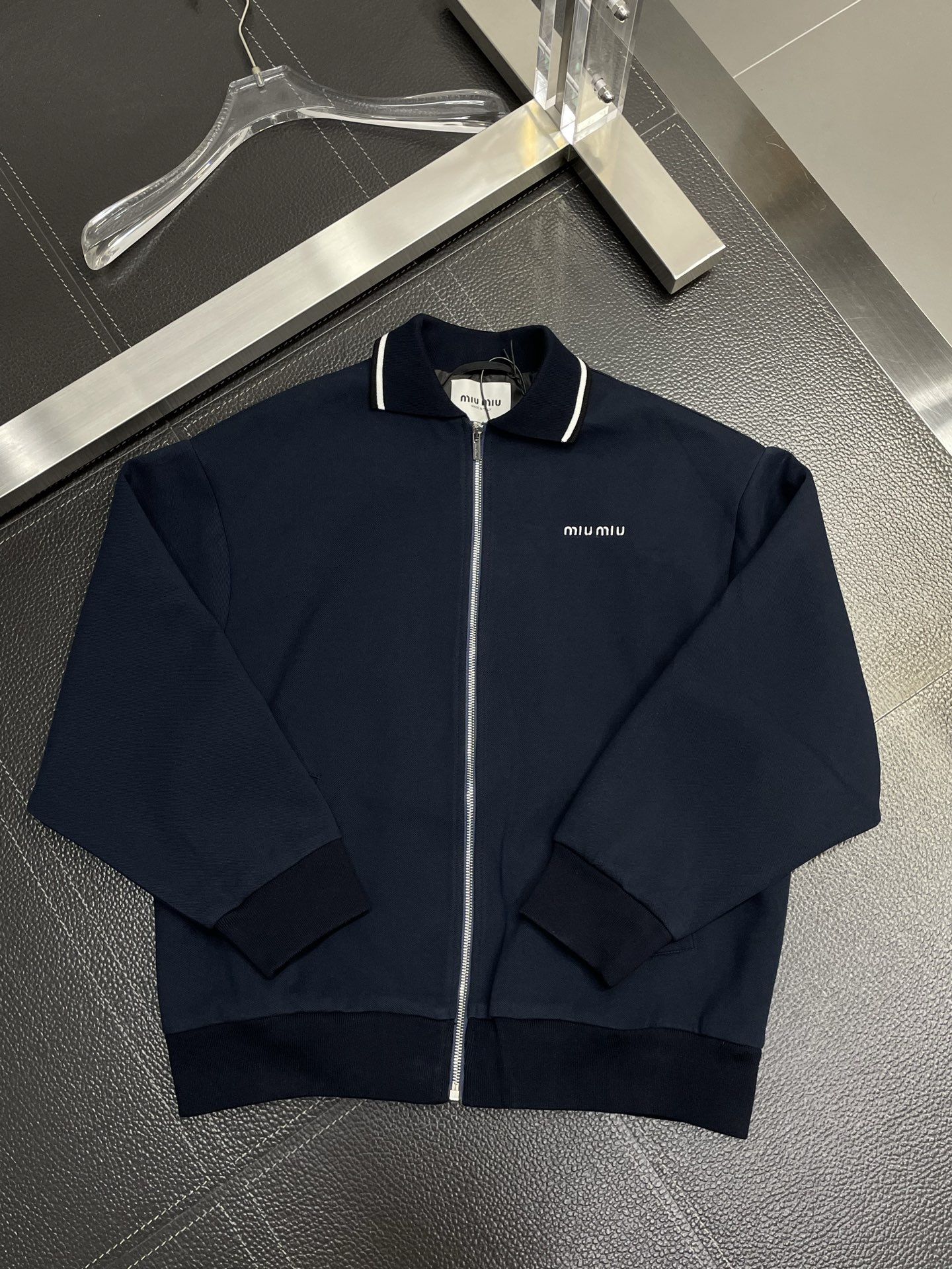 。MIUMIU谬谬💥独家专供新品时尚休闲秋冬翻领外套 进口原版科技面料，柔软舒适，上身舒适透气，亲肤不扎