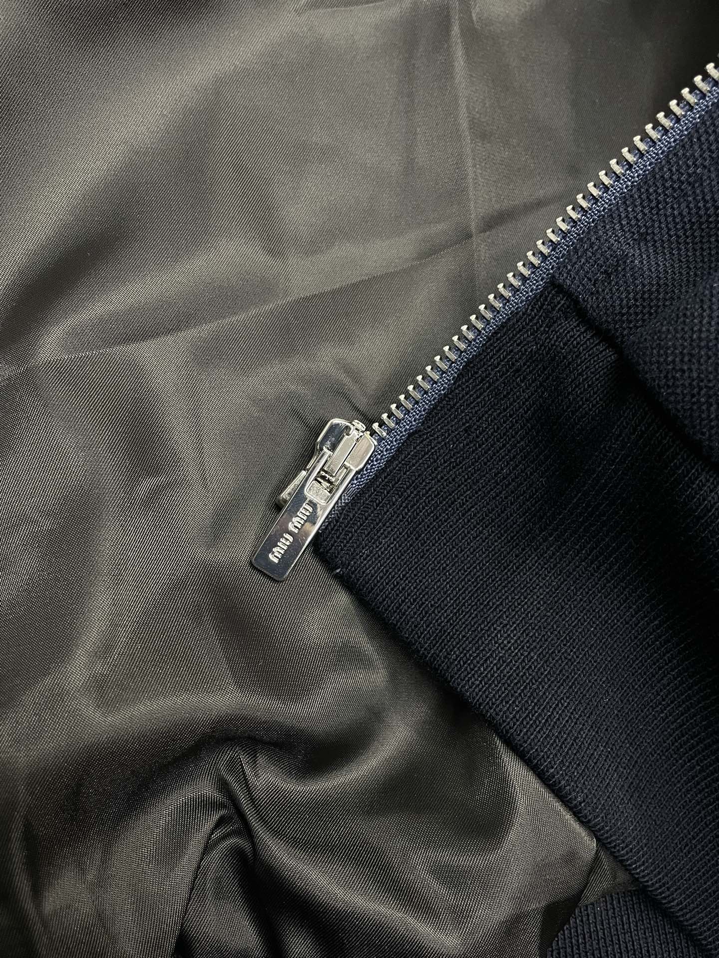 。MIUMIU谬谬💥独家专供新品时尚休闲秋冬翻领外套 进口原版科技面料，柔软舒适，上身舒适透气，亲肤不扎