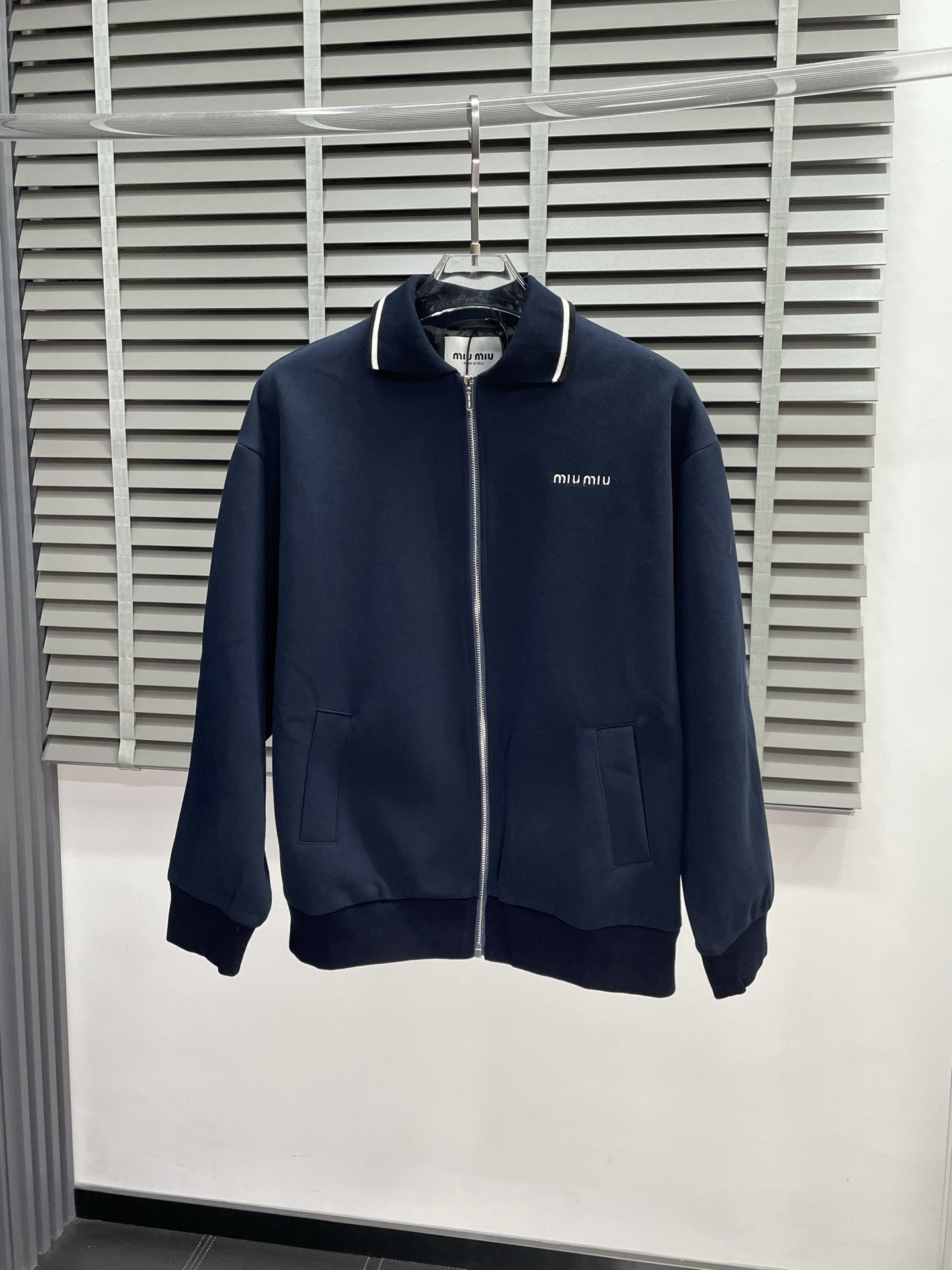 。MIUMIU谬谬💥独家专供新品时尚休闲秋冬翻领外套 进口原版科技面料，柔软舒适，上身舒适透气，亲肤不扎