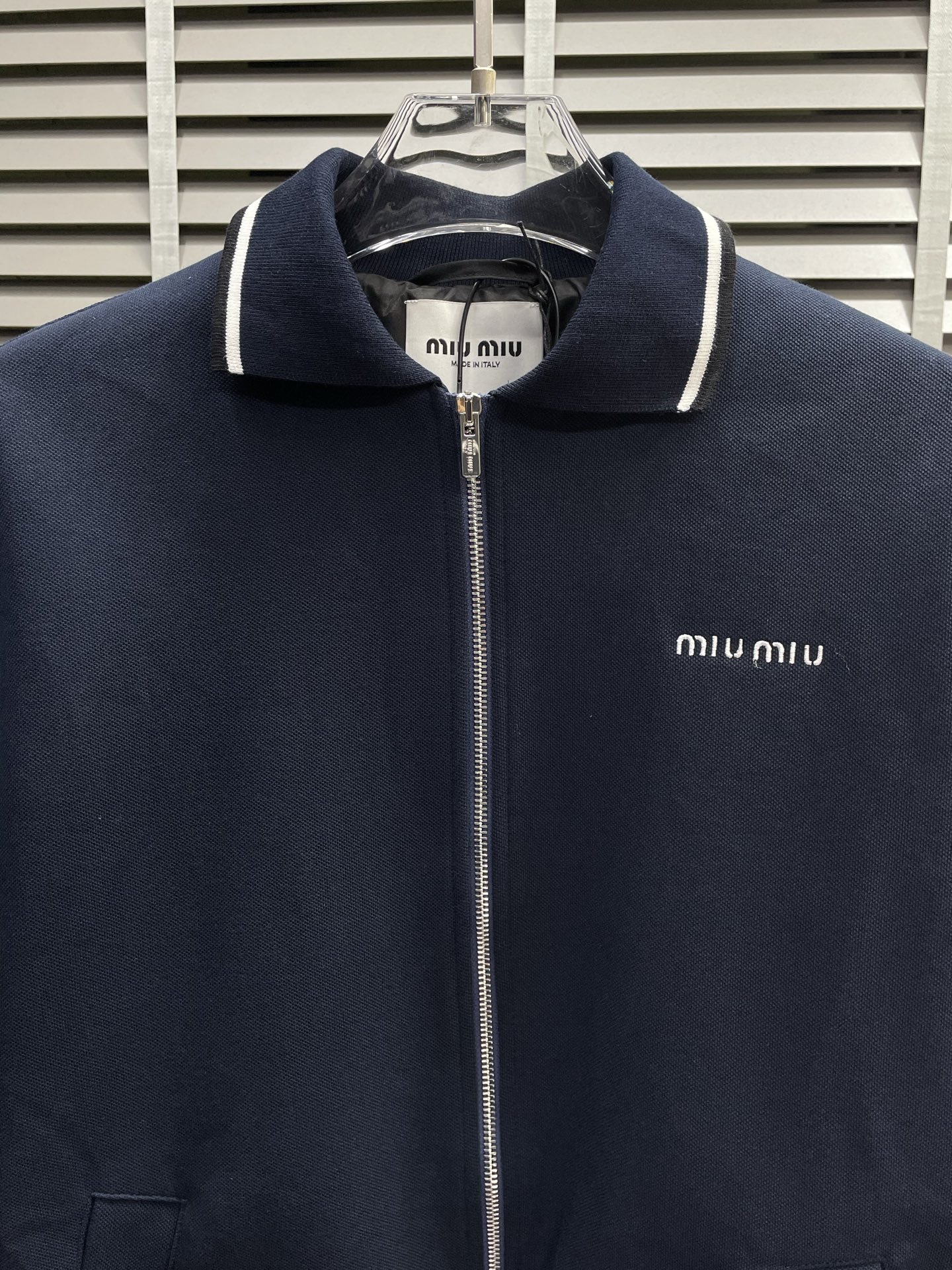 。MIUMIU谬谬💥独家专供新品时尚休闲秋冬翻领外套 进口原版科技面料，柔软舒适，上身舒适透气，亲肤不扎
