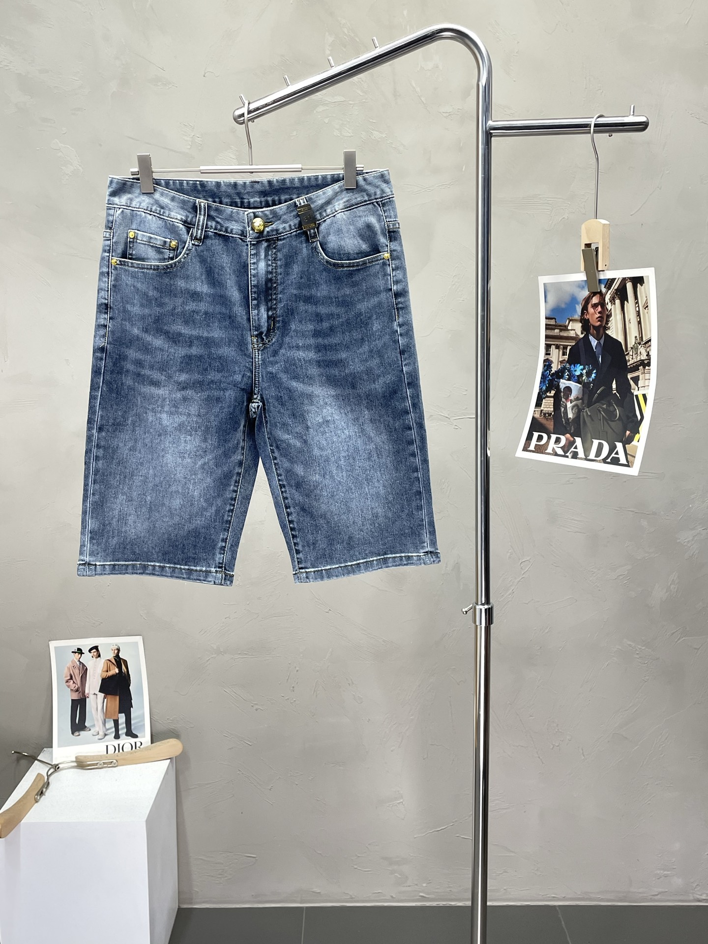 NO:502895,.VERSACE Versace exclusively offers the new high-end version of casual denim shorts. Customized counter fabrics are breathable and comfortable, impeccable details, and the brand element design concept reflects high quality. The feel is delicate and soft!  It is casually cut, with a great upper body style!  Number of codes 29-38, versace, versace, shorts, alexander wang19860909.VERSACE范思哲独家专供新款休闲牛仔短裤高端版本 专柜定制面料 透气舒适度高,细节无可挑剔,品牌元素设计理念,体现高品质.手感细腻柔软！呈现休闲裁剪,上身版型超赞！码数29-38,,versace,versace,shorts,alexander wang,Men's clothing