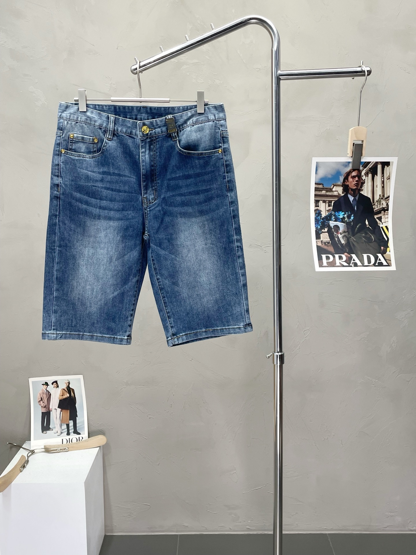 NO:502900,.Prada exclusively offers the new high-end version of casual denim shorts. Customized counter fabrics, breathable and comfortable, impeccable details, brand elements design concept, reflecting high quality. The feel is delicate and soft!  It is casually cut, with a great upper body style!  Number of codes 29-38, prada, prada, shorts, alexander wang19860909.Prada普拉达独家专供新款休闲牛仔短裤高端版本 专柜定制面料 透气舒适度高,细节无可挑剔,品牌元素设计理念,体现高品质.手感细腻柔软！呈现休闲裁剪,上身版型超赞！码数29-38,,prada,prada,shorts,alexander wang,Men's clothing