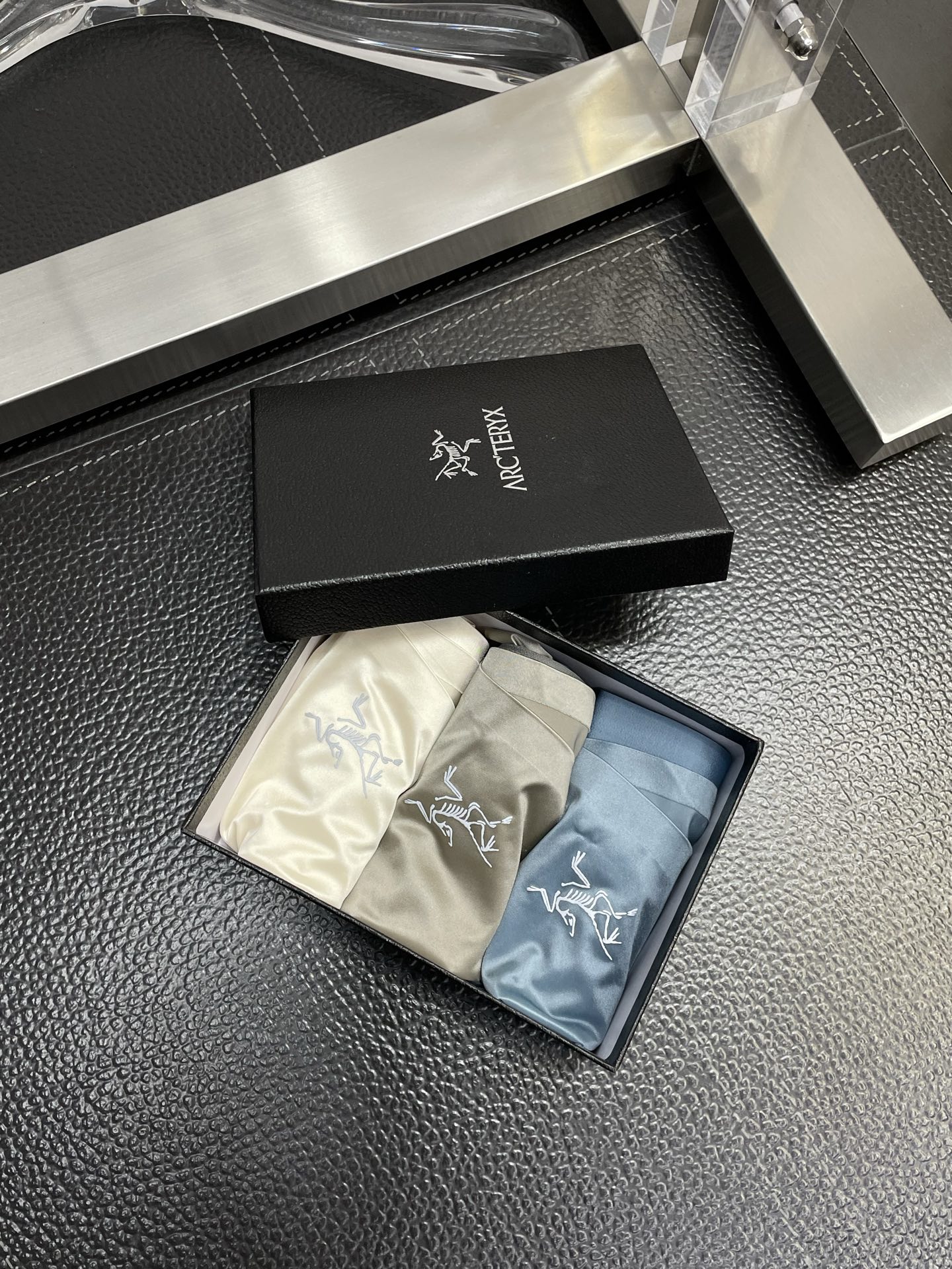 NO:443532,.One specially launched the small-gui Arc’teryx Arcade Bird series boxer underwear ~ a box of three imported 120 double-sided contrasting modal markless mulberry silk crafts, genuine foreign trade orders, close-fitting things cannot be accommodated, underwear must be worn comfortably ~ the waist is marked printing technology!  The smooth and close texture is more delicate. High-end fixed dyeing and color fixing, outstanding quality, a must-have item for successful men. Size M-L-XL M(31) L(32 33) XL(34-36) Underwear is not returned or replaced!  ,arc'teryx,alexander wang19860909.特别推出小贵Arc’teryx始祖鸟系列平角内裤~一盒三条 进口120支双面撞色莫代尔无痕桑蚕丝工艺,外贸正品订单,贴身之物不能迁就,内裤一定要穿的舒服才行~腰头采用标志印花工艺！顺滑贴身的质感更加细腻.高端定染固色,品质出众,成功男士必备单品 尺码M-L-XL M( 31) L(32 33) XL(34-36) 内裤不退不换！,arc'teryx,alexander wang,Men's clothing