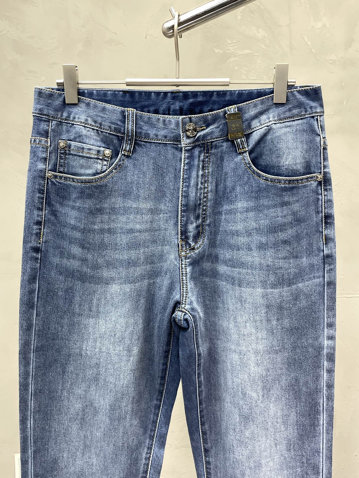 。ZEGNA杰尼亚💥独家专供新款休闲牛仔裤👖高端版本 专柜定制面料 透气舒适度高，细节无可挑剔，品牌元素