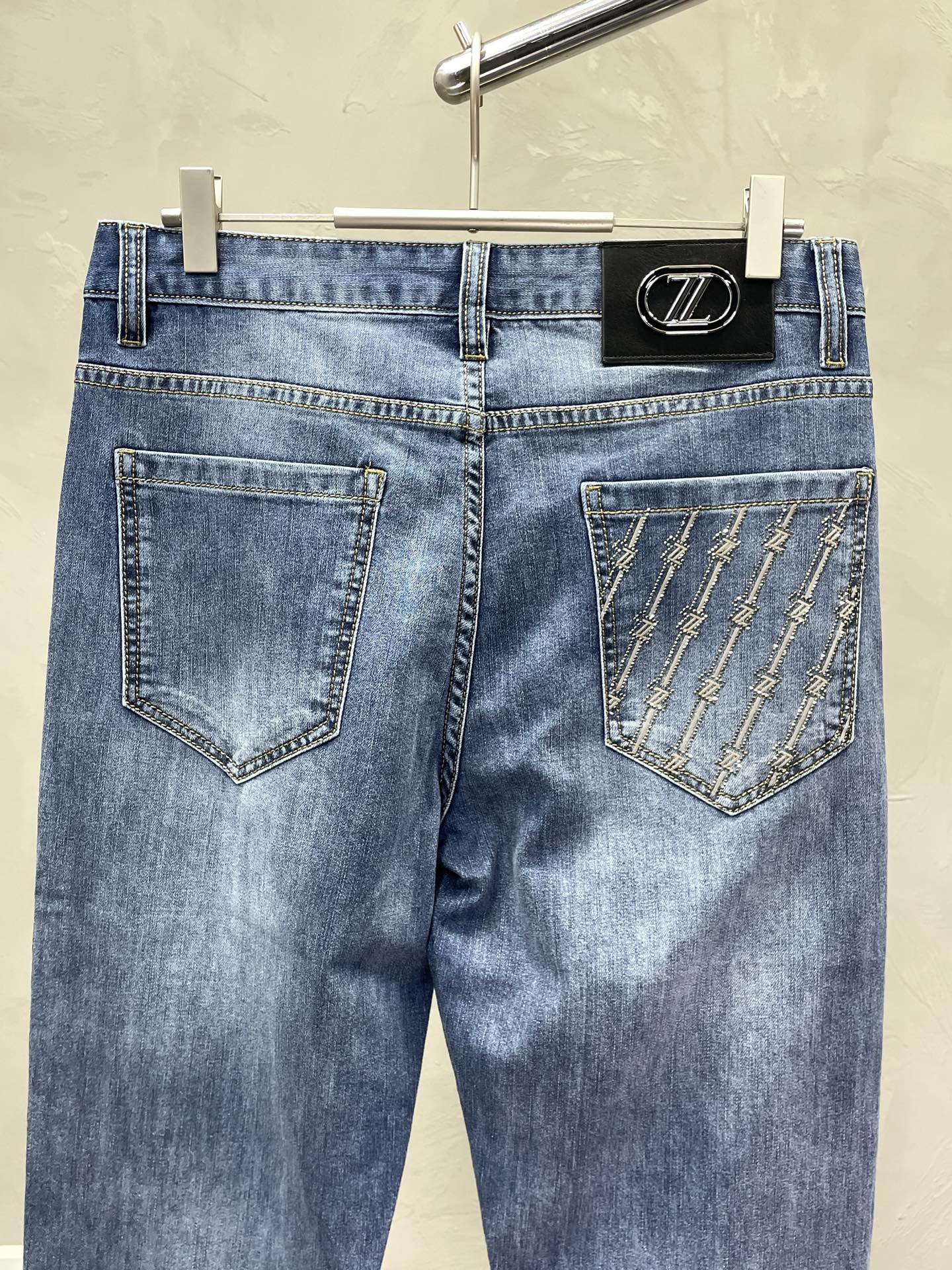 。ZEGNA杰尼亚💥独家专供新款休闲牛仔裤👖高端版本 专柜定制面料 透气舒适度高，细节无可挑剔，品牌元素