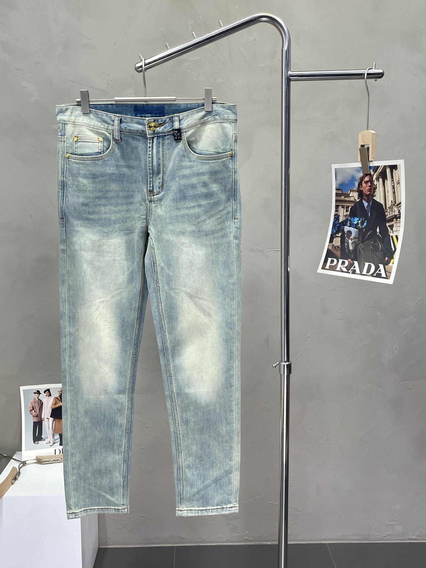 NO:426220,.ZEGNA exclusively offers the new high-end version of casual jeans. Customized fabrics for counters, breathable and comfortable, impeccable details, brand elements design concept, reflecting high quality. The feel is delicate and soft!  It is casually cut, with a great upper body style!  29-38, zegna, jeans, alexander wang19860909.ZEGNA杰尼亚独家专供新款休闲牛仔裤高端版本 专柜定制面料 透气舒适度高,细节无可挑剔,品牌元素设计理念,体现高品质.手感细腻柔软！呈现休闲裁剪,上身版型超赞！码数29-38,,zegna,jeans,alexander wang,Men's clothing