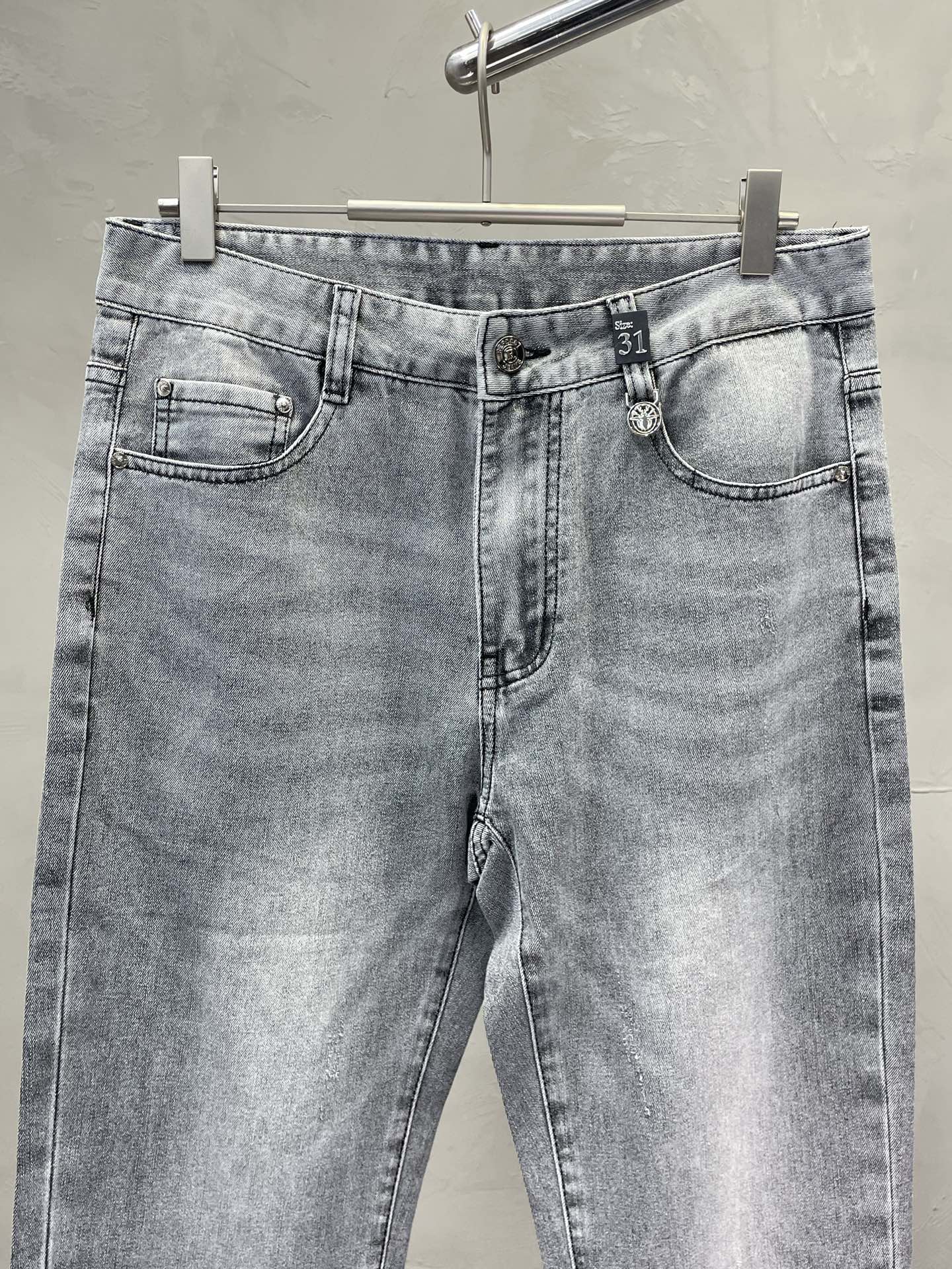 。Dior迪奥💥独家专供新款休闲牛仔裤👖高端版本 专柜定制面料 透气舒适度高，细节无可挑剔，品牌元素设计