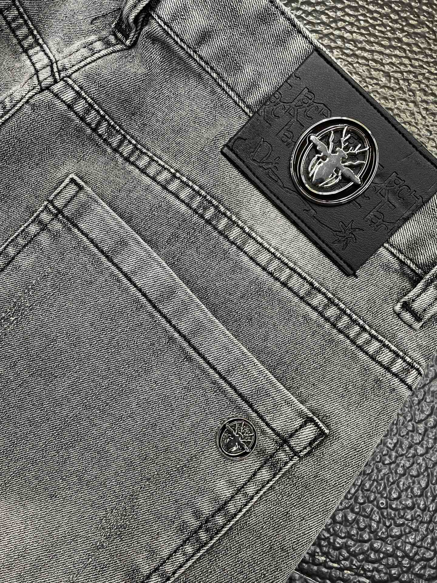 。Dior迪奥💥独家专供新款休闲牛仔裤👖高端版本 专柜定制面料 透气舒适度高，细节无可挑剔，品牌元素设计