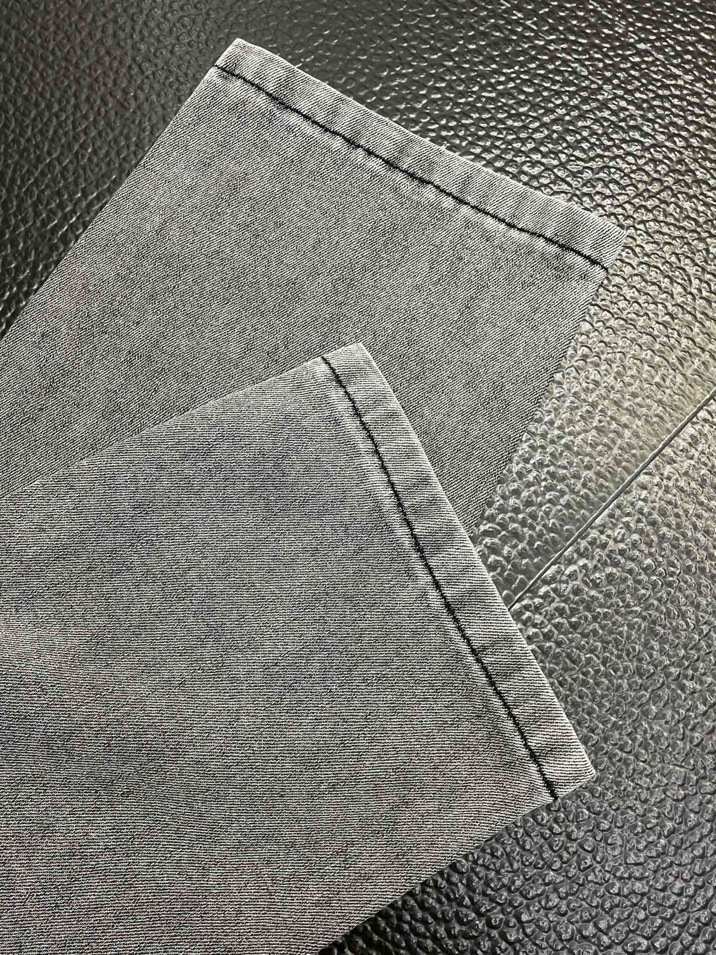 。Dior迪奥💥独家专供新款休闲牛仔裤👖高端版本 专柜定制面料 透气舒适度高，细节无可挑剔，品牌元素设计