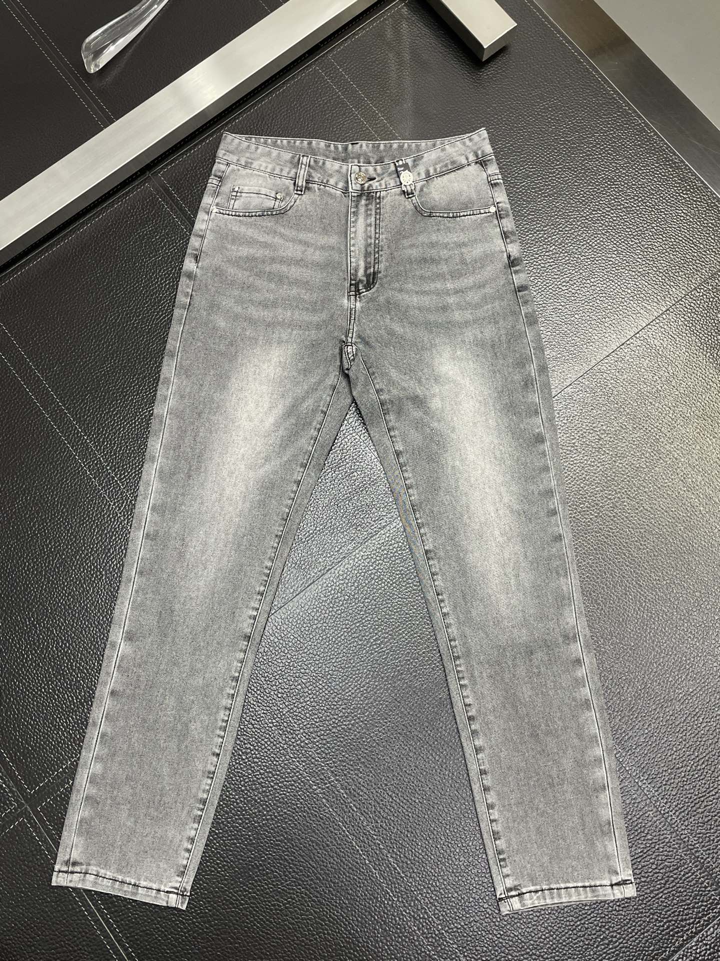 。Dior迪奥💥独家专供新款休闲牛仔裤👖高端版本 专柜定制面料 透气舒适度高，细节无可挑剔，品牌元素设计
