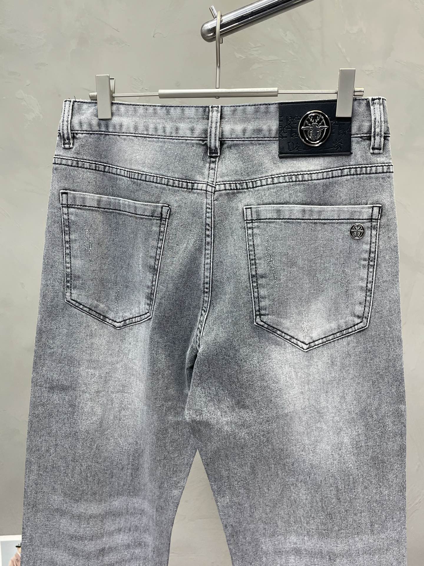 。Dior迪奥💥独家专供新款休闲牛仔裤👖高端版本 专柜定制面料 透气舒适度高，细节无可挑剔，品牌元素设计