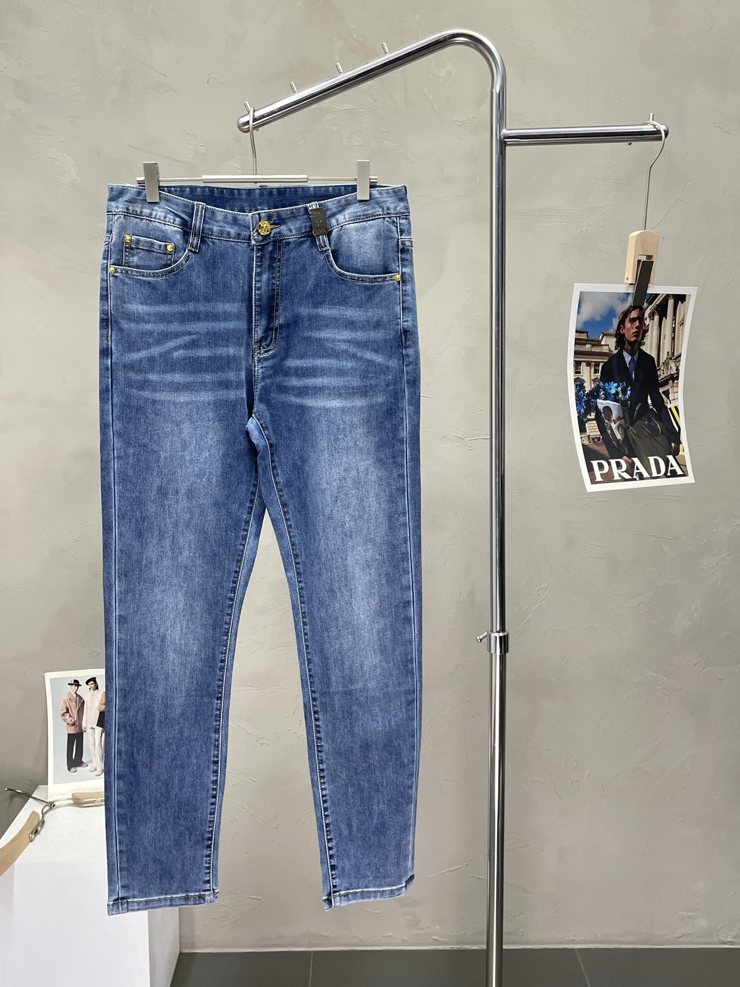 NO:422846,.Balenciaga exclusively offers the new high-end version of casual jeans. Customized counter fabrics are breathable and comfortable, impeccable details, and the brand element design concept reflects high quality. The feel is delicate and soft!  It is casually cut, with a great upper body style!  Count 29-38, balenciaga, balenciaga, jeans, alexander wang19860909.Balenciaga巴黎世家独家专供新款休闲牛仔裤高端版本 专柜定制面料 透气舒适度高,细节无可挑剔,品牌元素设计理念,体现高品质.手感细腻柔软！呈现休闲裁剪,上身版型超赞！码数29-38,,balenciaga,balenciaga,jeans,alexander wang,Men's clothing