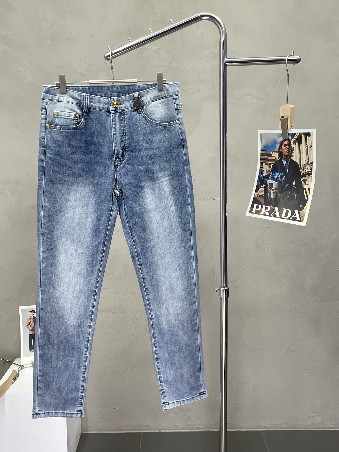 NO:426229,.Armani exclusively offers the new high-end version of casual jeans. Customized fabrics for counters. High breathability and comfort, impeccable details, and brand elements design concept, reflecting high quality. The feel is delicate and soft!  It is casually cut, with a great upper body style!  Count 29-38, Armani, Armani, Jeans, Alexander wang19860909.Armani阿玛尼独家专供新款休闲牛仔裤高端版本 专柜定制面料 透气舒适度高,细节无可挑剔,品牌元素设计理念,体现高品质.手感细腻柔软！呈现休闲裁剪,上身版型超赞！码数29-38,,armani,armani,jeans,alexander wang,Men's clothing