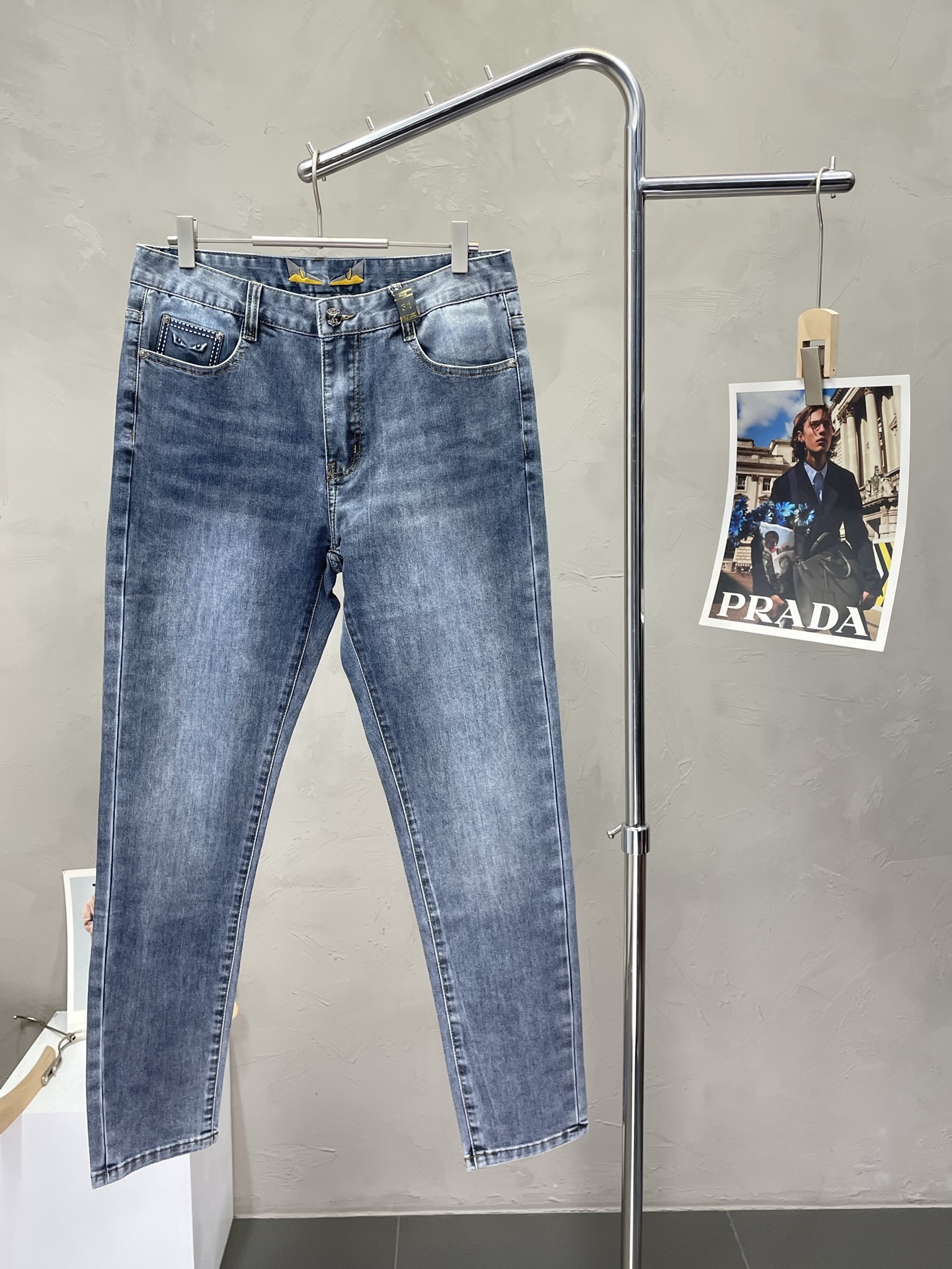 NO:422775,.FENDI exclusively offers the new high-end version of casual jeans. Customized fabrics for counters are breathable and comfortable, impeccable details, and the brand element design concept reflects high quality. The feel is delicate and soft!  It is casually cut, with a great upper body style!  Count 29-38, fendi, fendi, jeans, alexander wang19860909.FENDI芬迪独家专供新款休闲牛仔裤高端版本 专柜定制面料 透气舒适度高,细节无可挑剔,品牌元素设计理念,体现高品质.手感细腻柔软！呈现休闲裁剪,上身版型超赞！码数29-38,,fendi,fendi,jeans,alexander wang,Men's clothing