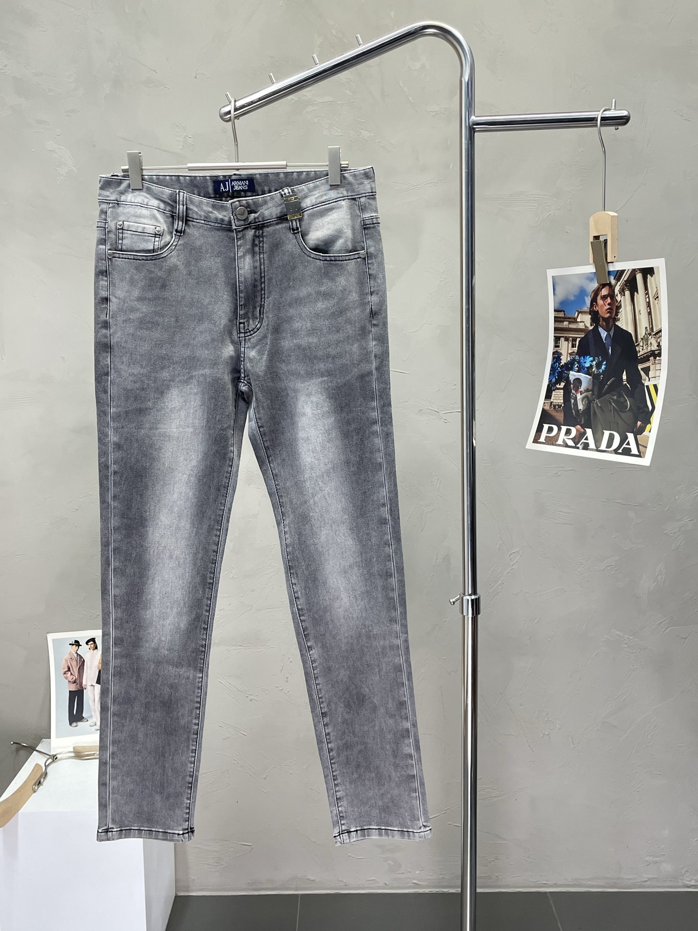 NO:426188,.Armani exclusively offers the new high-end version of casual jeans. Customized fabrics for counters. High breathability and comfort, impeccable details, and brand elements design concept, reflecting high quality. The feel is delicate and soft!  It is casually cut, with a great upper body style!  Count 29-38, Armani, Armani, Jeans, Alexander wang19860909.Armani阿玛尼独家专供新款休闲牛仔裤高端版本 专柜定制面料 透气舒适度高,细节无可挑剔,品牌元素设计理念,体现高品质.手感细腻柔软！呈现休闲裁剪,上身版型超赞！码数29-38,,armani,armani,jeans,alexander wang,Men's clothing