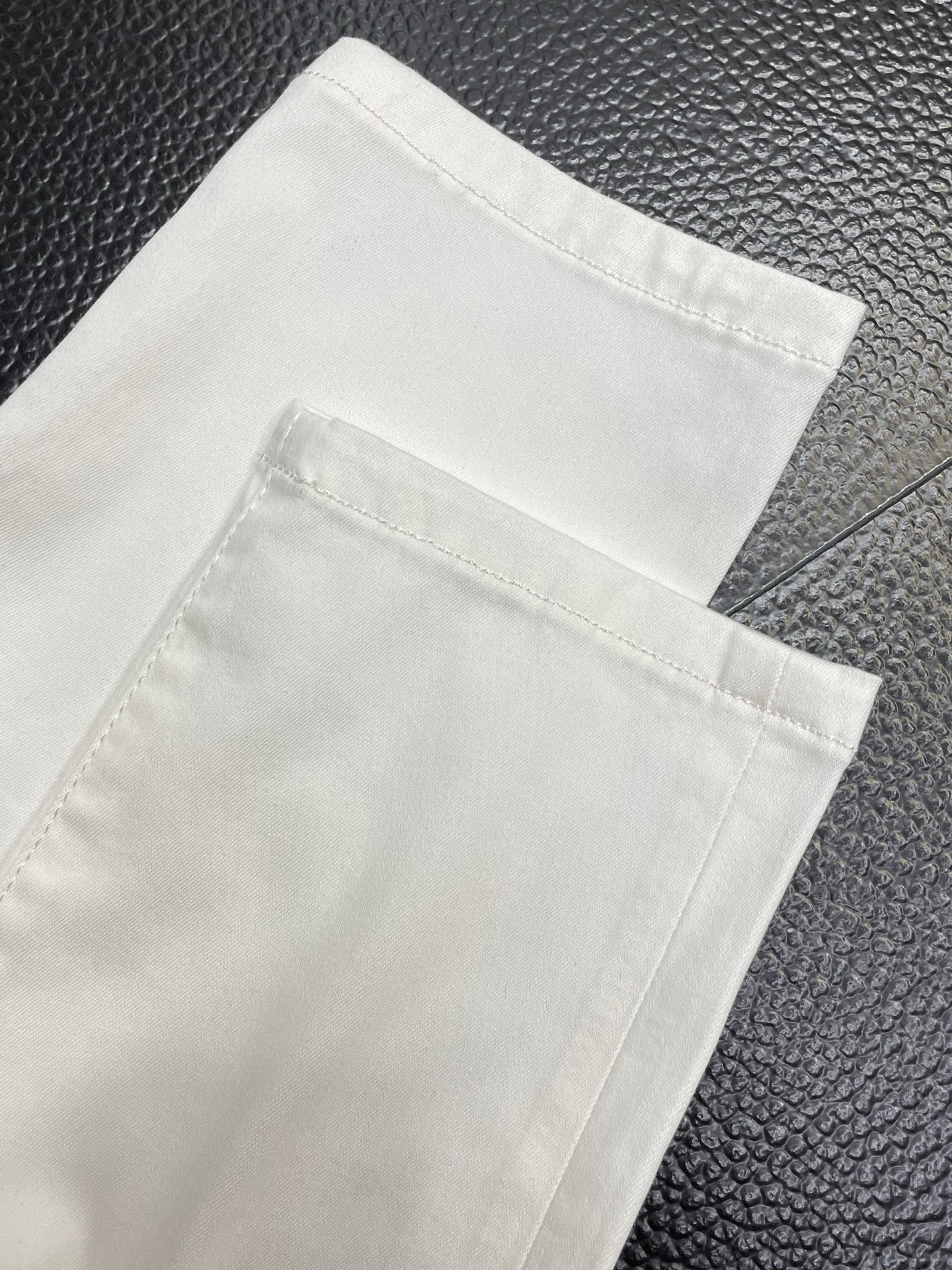 。Burberry巴宝莉💥独家专供新款休闲牛仔裤👖高端版本 专柜定制面料 透气舒适度高，细节无可挑剔，品