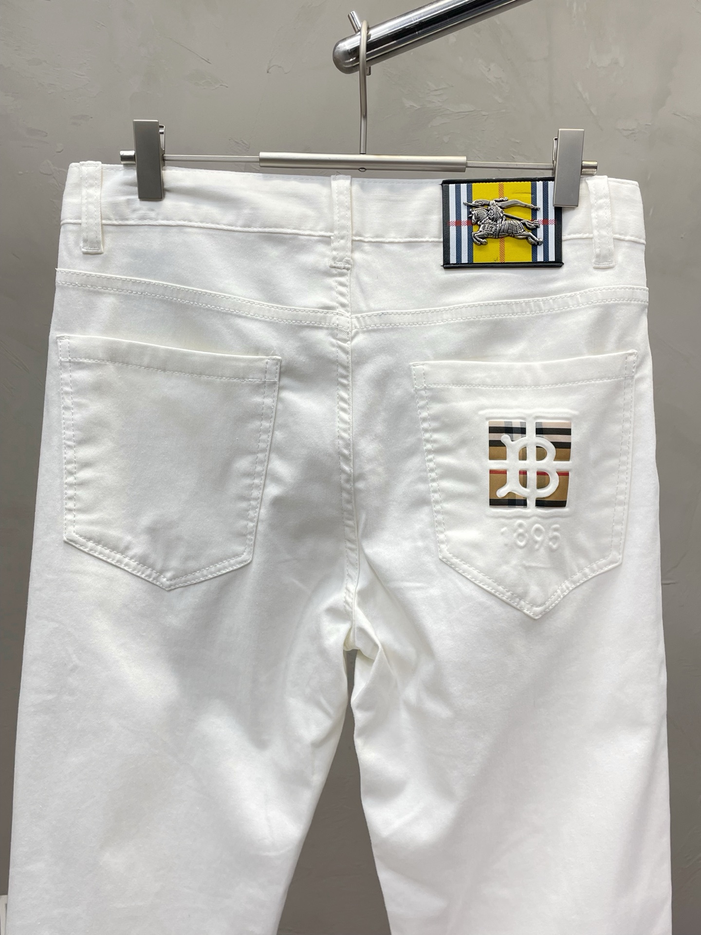 。Burberry巴宝莉💥独家专供新款休闲牛仔裤👖高端版本 专柜定制面料 透气舒适度高，细节无可挑剔，品