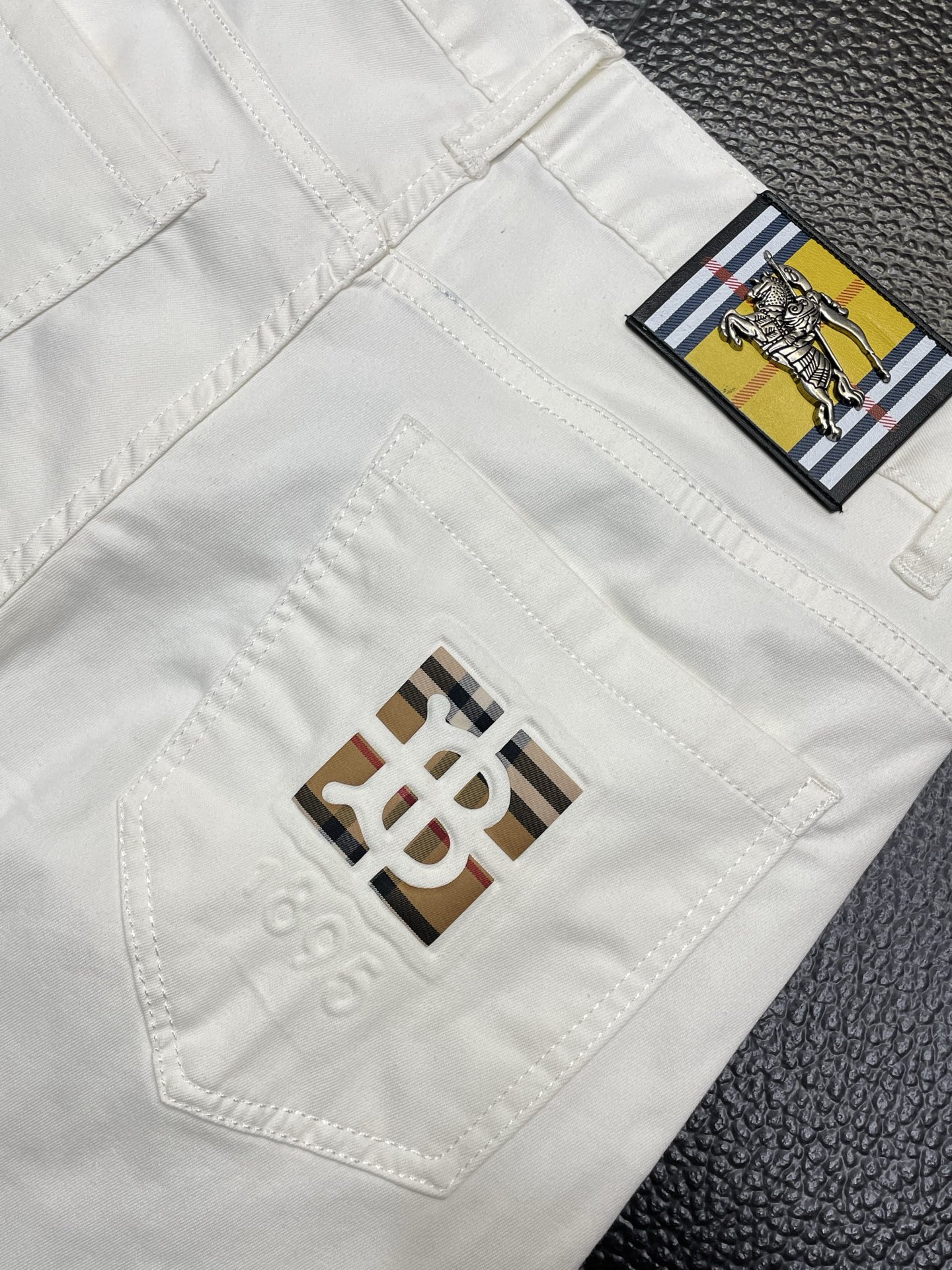 。Burberry巴宝莉💥独家专供新款休闲牛仔裤👖高端版本 专柜定制面料 透气舒适度高，细节无可挑剔，品