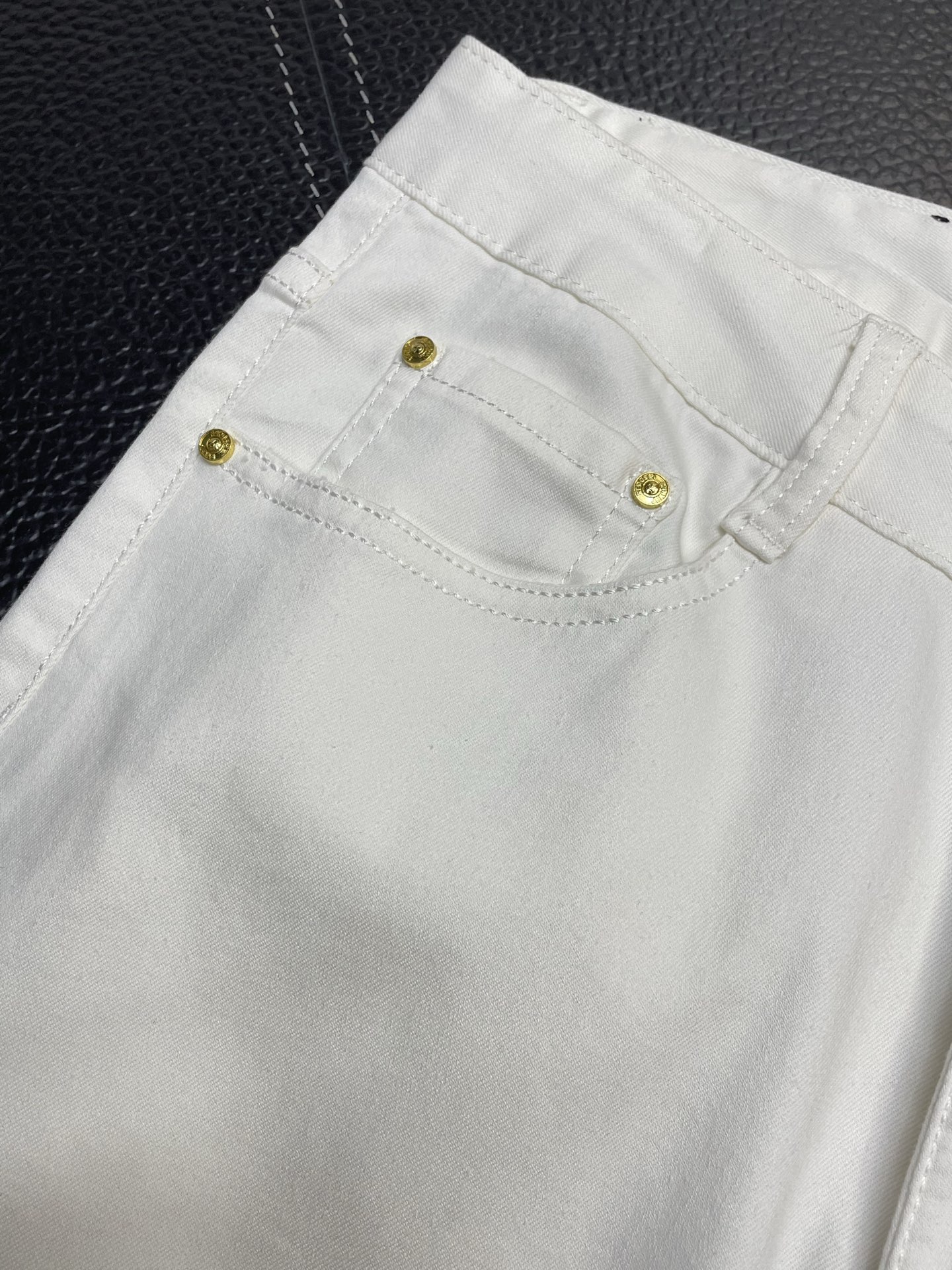 。Burberry巴宝莉💥独家专供新款休闲牛仔裤👖高端版本 专柜定制面料 透气舒适度高，细节无可挑剔，品