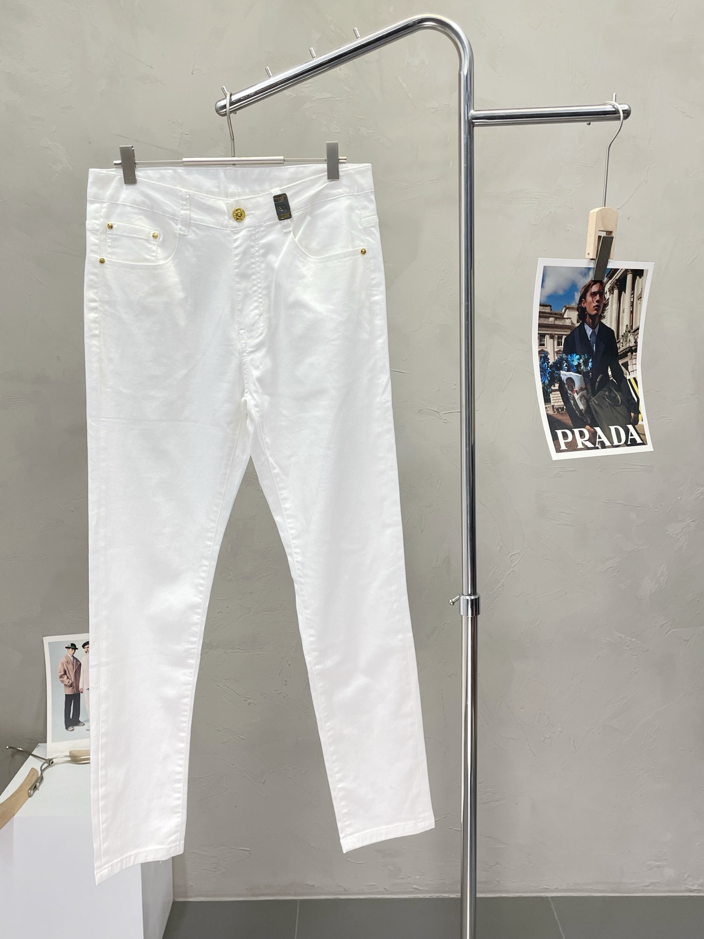 NO:422791,.Burberry exclusively offers the new high-end version of casual jeans. Customized fabrics for counters are breathable and comfortable, with impeccable details, and the brand element design concept reflects high quality. The feel is delicate and soft!  It is casually cut, with a great upper body style!  29-38, burberry, burberry, jeans, alexander wang19860909.Burberry巴宝莉独家专供新款休闲牛仔裤高端版本 专柜定制面料 透气舒适度高,细节无可挑剔,品牌元素设计理念,体现高品质.手感细腻柔软！呈现休闲裁剪,上身版型超赞！码数29-38,,burberry,burberry,jeans,alexander wang,Men's clothing