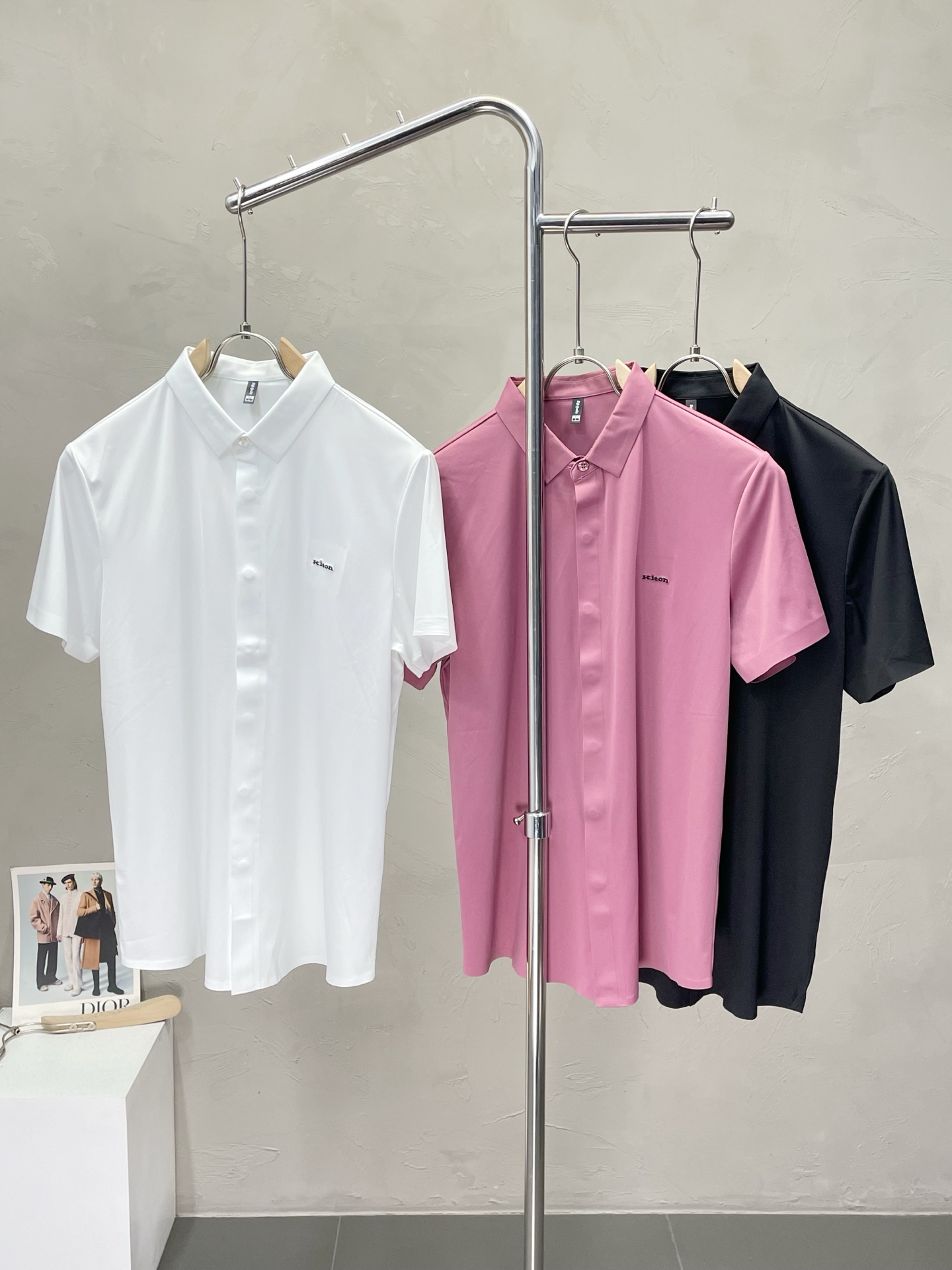 NO:451687,.KITON exclusively offers new spring and summer original single men's casual short sleeves, high-end customization, high-end version, fashionable and versatile imported fabric, super soft and delicate, skin-friendly and comfortable to wear, high-end boutique, OEM factory made the top body very good, men's essential items, three standards, 48-58,,T-shirt,alexander wang19860909.KITON独家专供新款春夏原单男士休闲短袖 高端定制 高端版本 时尚百搭爆款进口面料 手感超柔软细腻 穿着亲肤舒适 高端精品 代工厂精细做上身非常赞 男士必备单品 三标齐全 码数48-58,,T-shirt,alexander wang,Men's clothing