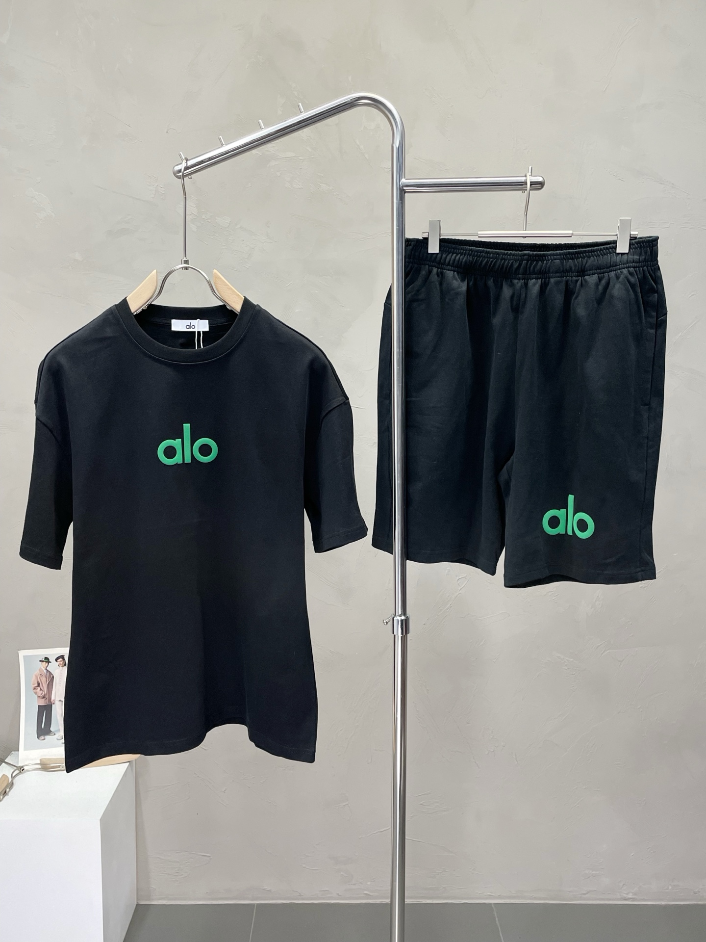 NO:451776,/Set.ALO YOGA exclusively offers the same spring and summer suits as new counters, full of high-end feel!  The details are exquisite and high-end, and the workmanship is impeccable!  Imported fabrics are three-dimensional, exquisite and delicate. The original high-end double-sided jersey fabrics are very high-end!  The fabric is crisp, wrinkle-resistant, wear-resistant, moisture absorption, quick drying and breathable, neat and stylish. The code number M-2XL, alexander wang19860909/套.ALO YOGA独家专供新款专柜同款春夏套装,高级感满满！细节精致高档,做工无可挑剔！进口面料 立体精致细腻.原版高端双面平纹针织面料很显高级！面料挺括抗皱耐磨,吸湿速干透气,利落有型.码数M-2XL,,alexander wang,Men's clothing