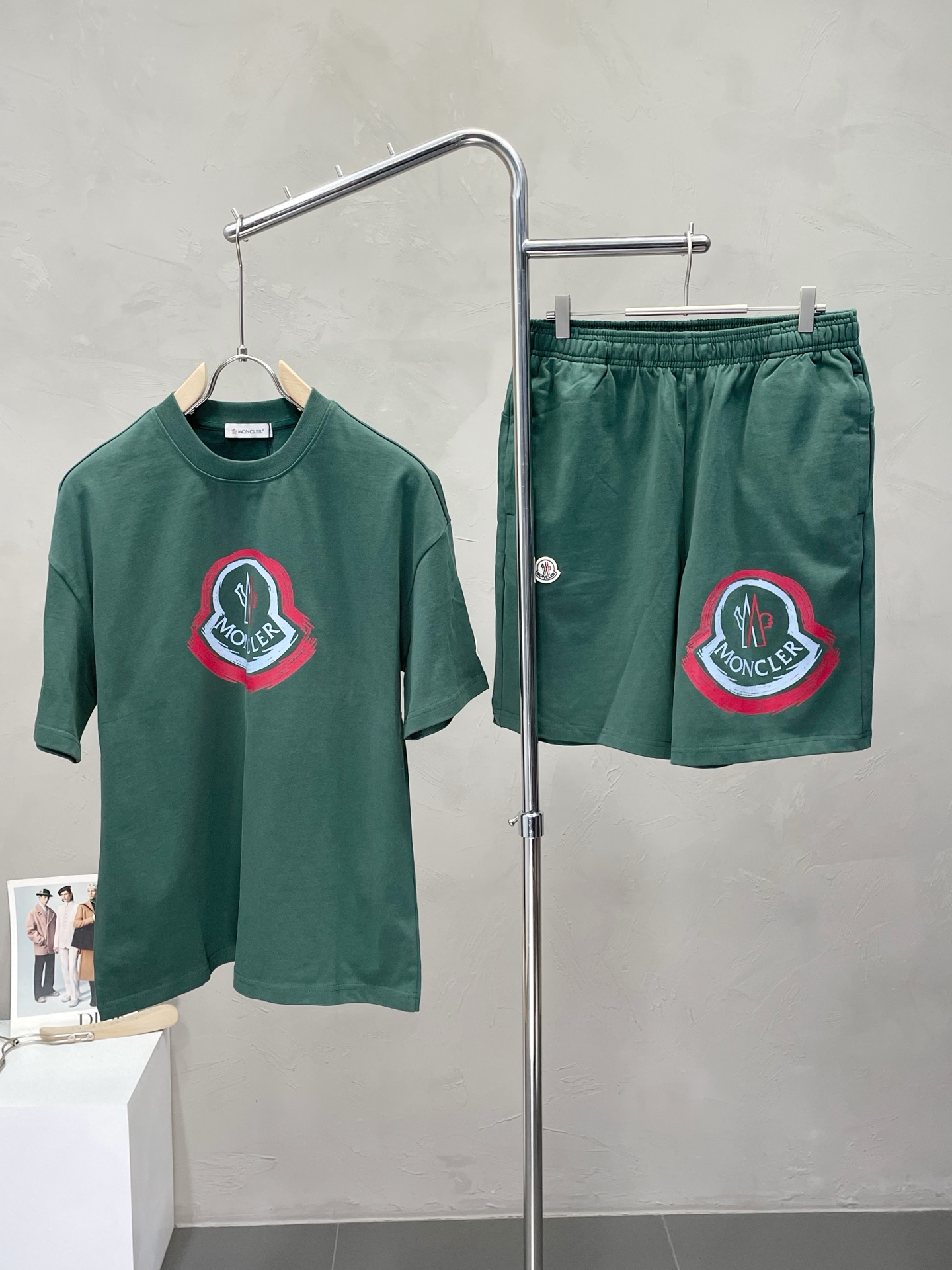 NO:451782,/Set.Moncler Mask exclusively provides the same spring and summer suit for the new counter, full of high-end feel!  The details are exquisite and high-end, and the workmanship is impeccable!  Imported fabrics are three-dimensional, exquisite and delicate. The original high-end double-sided jersey fabrics are very high-end!  The fabric is crisp, wrinkle-resistant, wear-resistant, moisture absorption, quick drying and breathable, neat and stylish. Code number M-2XL, Moncler, alexander wang19860909/套.Moncler蒙口独家专供新款专柜同款春夏套装,高级感满满！细节精致高档,做工无可挑剔！进口面料 立体精致细腻.原版高端双面平纹针织面料很显高级！面料挺括抗皱耐磨,吸湿速干透气,利落有型.码数M-2XL,,Moncler,alexander wang,Men's clothing