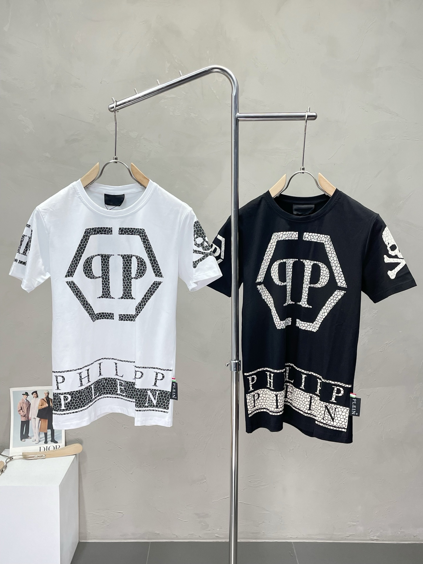 NO:451710,.PHILIPP PLEPN Philip PLEPN exclusively supplies new original single men's casual short sleeves, high-end customization, high-end version, fashionable and versatile imported fabric, super soft and delicate, skin-friendly and comfortable to wear, high-end boutique, OEM, fine production, very good for the top body, men's essential items, three standards, M-3XL,, PHILIPP PLEIN, T-shirt, alexander wang19860909.PHILIPP PLEPN菲利普·普莱茵独家专供新款原单男士休闲短袖 高端定制 高版本 时尚百搭爆款进口面料 手感超柔软细腻 穿着亲肤舒适 高端精品 代工厂精细做上身非常赞 男士必备单品 三标齐全 码数M-3XL,,PHILIPP PLEIN,T-shirt,alexander wang,Men's clothing