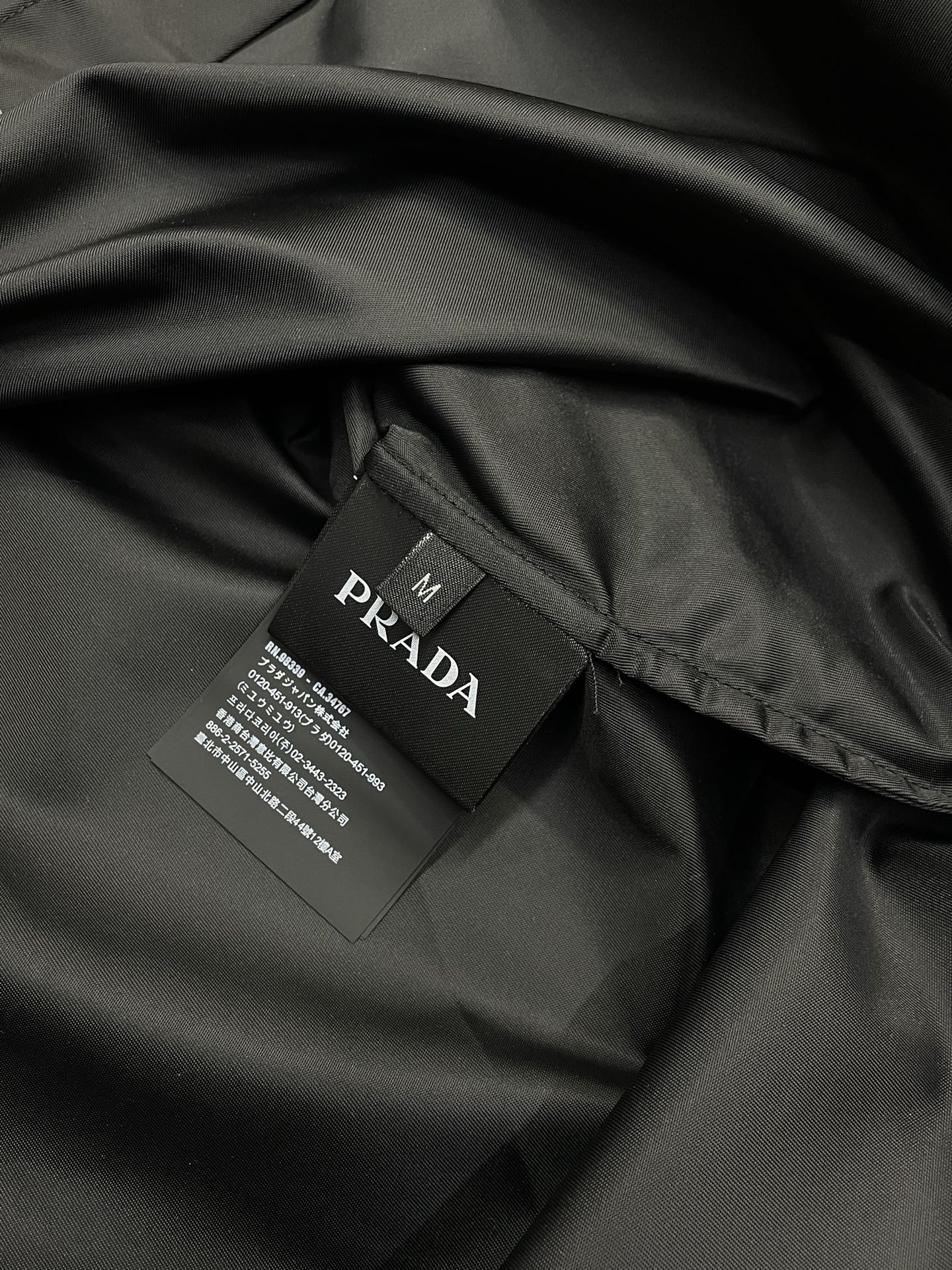 。Prada普拉达💥独家专供最新时尚春秋夹克，经典设计感与颜值爆棚的外套，品质更是无法挑剔品控可以直接入