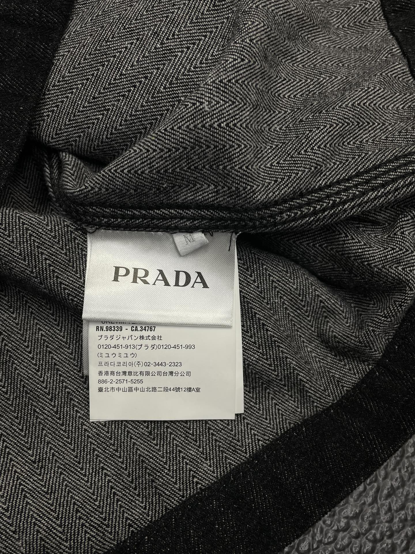 。Prada普拉达💥独家专供最新时尚春秋牛仔夹克，经典设计感与颜值爆棚的外套，品质更是无法挑剔品控可以直