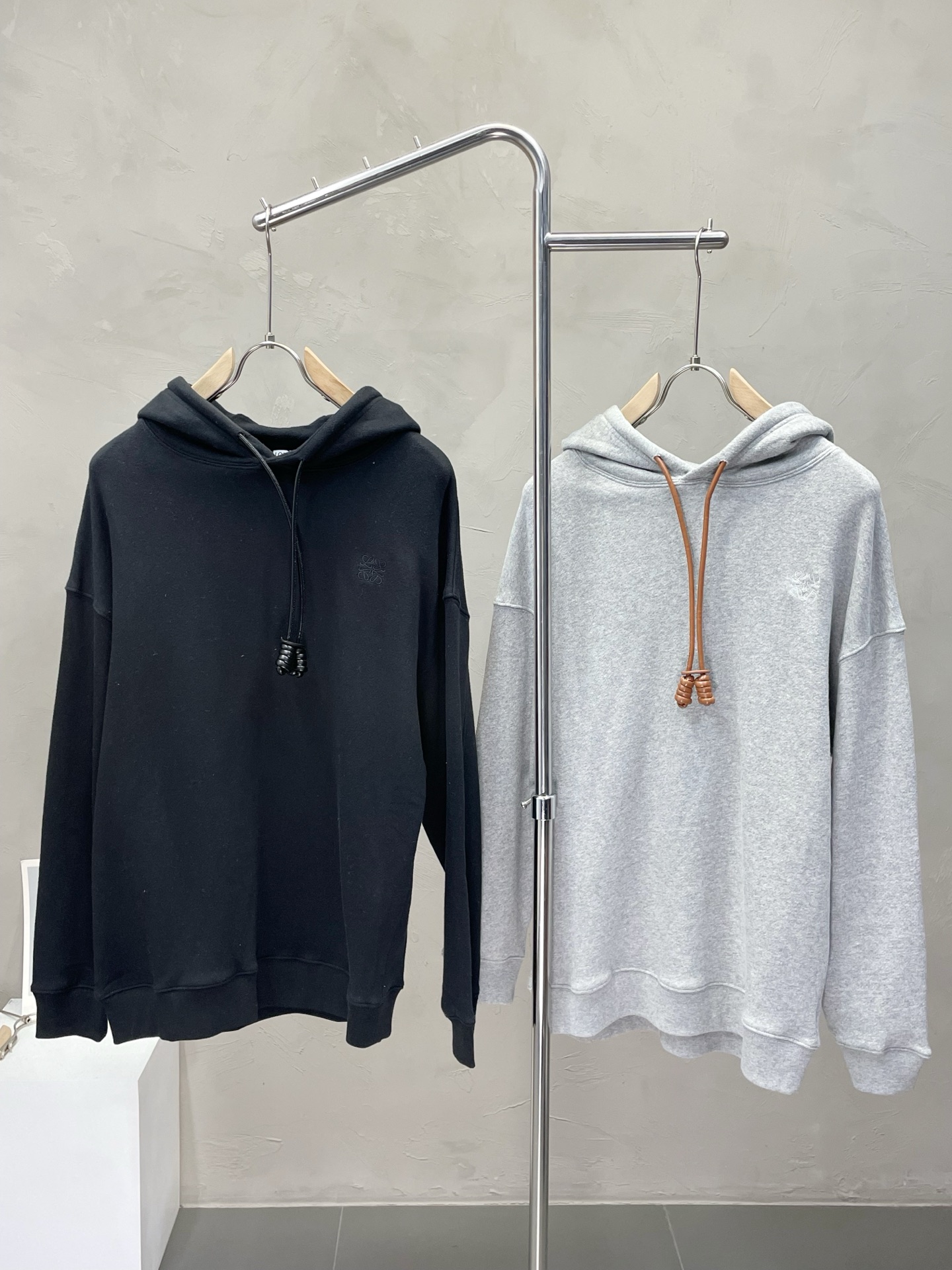 NO:423043,.Loewe exclusively offers the latest autumn and winter fashion pullover hooded sweatshirts. Classic design and design with great appearance. The quality is even more unscrupulous. You can buy it directly. You can't get it wrong! Through detailed pictures, you can feel its powerful aura. The imported fabric has a significant effect in keeping warm, so you don’t have to worry about a little chill! It is both fashionable and functional, and the whole style looks more luxurious and elegant! Size S-XL, loewe, loewe, hoodie, sweatshirts, hats, alexander wang19860909.Loewe罗意威独家专供最新秋冬时尚套头连帽卫衣 经典设计与颜值爆棚的设计 品质更是无法挑剔品控可以直接入手,不容过错的高端臻品！通过细节图片便可感受到它强悍的气场,进口面料 聚温保暖效果显著,完全不用担心会有一点寒意！时尚与功能性兼备,整款显得更加的奢华大气！ 尺码S-XL,,loewe,loewe,hoodie,sweatshirts,hats,alexander wang,Men's clothing