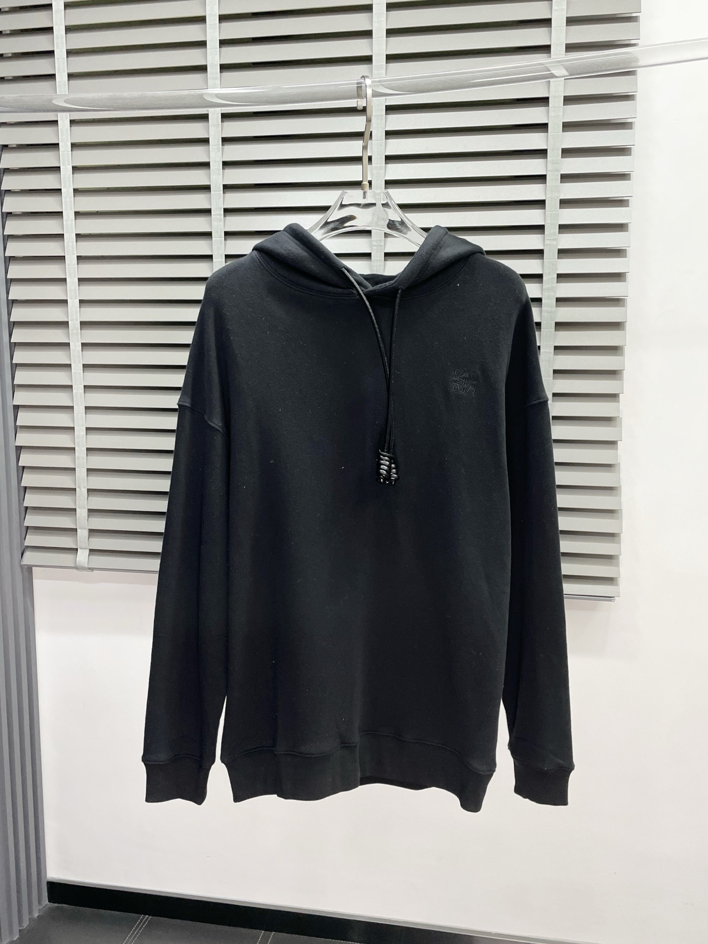 NO:426304,.Loewe exclusively offers the latest autumn and winter fashion pullover hooded sweatshirts. Classic design and design with great appearance. The quality is even more unscrupulous. You can buy it directly. You can't get it wrong! Through detailed pictures, you can feel its powerful aura. The imported fabric has a significant effect in keeping warm, so you don’t have to worry about a little chill! It is both fashionable and functional, and the whole style looks more luxurious and elegant! Size S-XL, loewe, loewe, hoodie, sweatshirts, hats, alexander wang19860909.Loewe罗意威独家专供最新秋冬时尚套头连帽卫衣 经典设计与颜值爆棚的设计 品质更是无法挑剔品控可以直接入手,不容过错的高端臻品！通过细节图片便可感受到它强悍的气场,进口面料 聚温保暖效果显著,完全不用担心会有一点寒意！时尚与功能性兼备,整款显得更加的奢华大气！ 尺码S-XL,,loewe,loewe,hoodie,sweatshirts,hats,alexander wang,Men's clothing