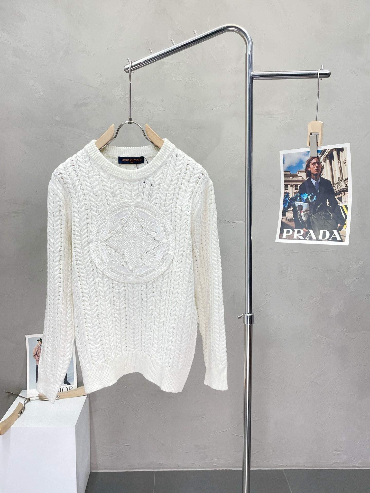 NO:423033,.Louis Vuitton exclusively offers the latest autumn and winter fashion pullover sweaters. Classic chest embroidery design and design with great appearance. The quality is even more unscrupulous. You can buy it directly. You can't get it wrong! Through detailed pictures, you can feel its powerful aura. The imported fabric has a significant effect in keeping warm, so you don’t have to worry about a little chill! It is both fashionable and functional, and the whole style looks more luxurious and elegant! Size S-XL, louis vuitton,louis vuitton,sweaters,alexander wang19860909.Louis Vuitton路易威登独家专供最新秋冬时尚套头毛衣 胸口刺绣经典设计与颜值爆棚的设计 品质更是无法挑剔品控可以直接入手,不容过错的高端臻品！通过细节图片便可感受到它强悍的气场,进口面料 聚温保暖效果显著,完全不用担心会有一点寒意！时尚与功能性兼备,整款显得更加的奢华大气！ 尺码S-XL,,louis vuitton,louis vuitton,sweaters,alexander wang,Men's clothing