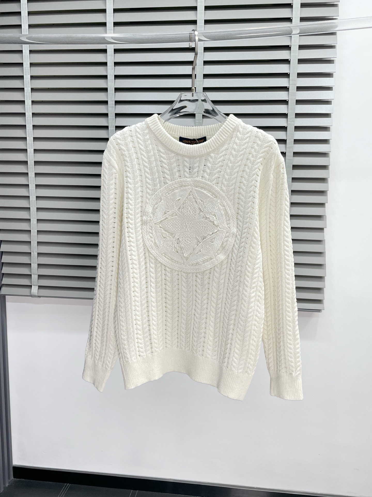 NO:426298,.Louis Vuitton exclusively offers the latest autumn and winter fashion pullover sweaters. Classic chest embroidery design and design with great appearance. The quality is even more unscrupulous. You can buy it directly. You can't get it wrong! Through detailed pictures, you can feel its powerful aura. The imported fabric has a significant effect in keeping warm, so you don’t have to worry about a little chill! It is both fashionable and functional, and the whole style looks more luxurious and elegant! Size S-XL, louis vuitton,louis vuitton,sweaters,alexander wang19860909.Louis Vuitton路易威登独家专供最新秋冬时尚套头毛衣 胸口刺绣经典设计与颜值爆棚的设计 品质更是无法挑剔品控可以直接入手,不容过错的高端臻品！通过细节图片便可感受到它强悍的气场,进口面料 聚温保暖效果显著,完全不用担心会有一点寒意！时尚与功能性兼备,整款显得更加的奢华大气！ 尺码S-XL,,louis vuitton,louis vuitton,sweaters,alexander wang,Men's clothing