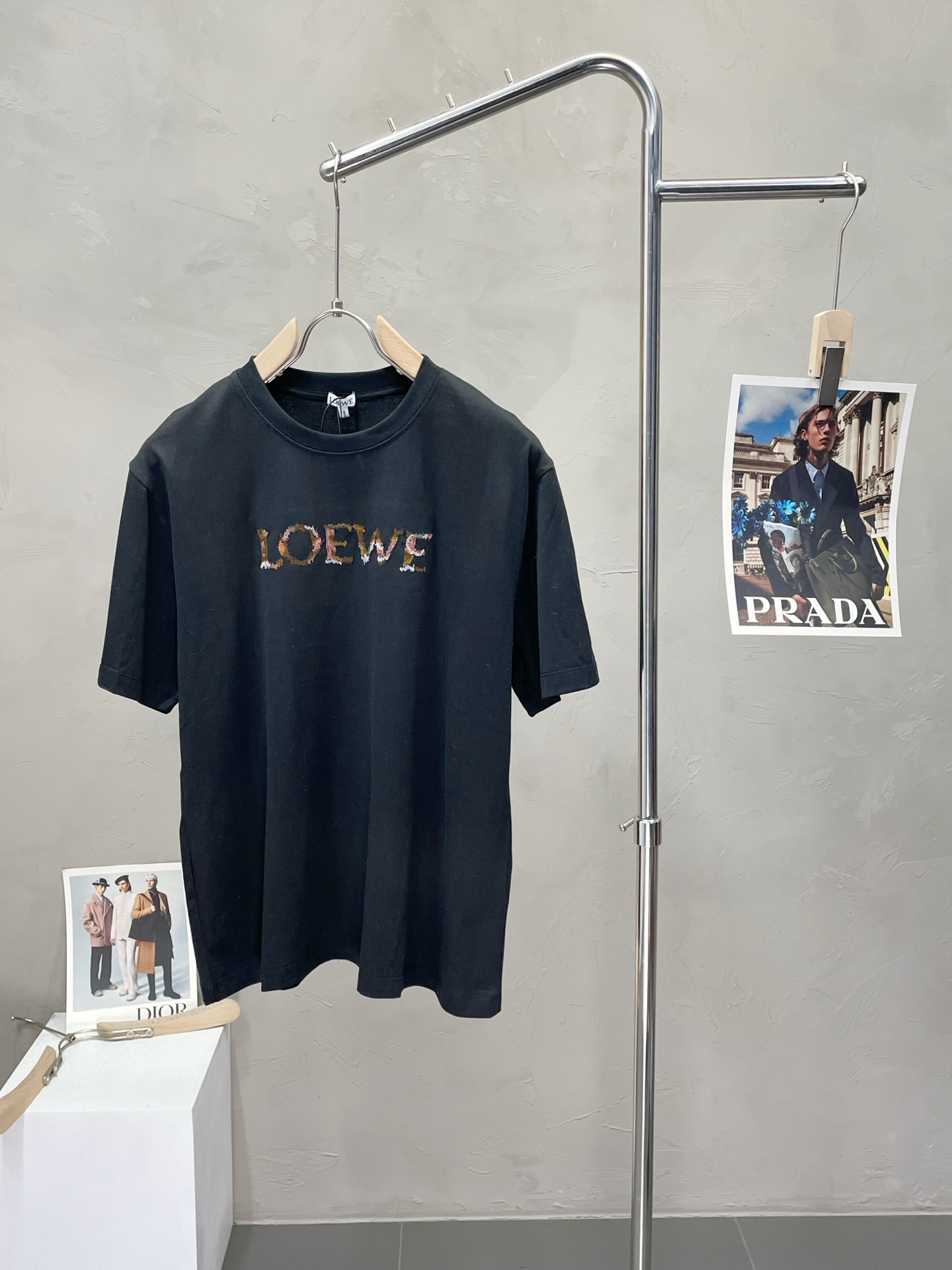 NO:422940,.LOEWE exclusively offers new products, fashionable and casual short-sleeved imported original technology fabrics, soft and comfortable, comfortable and breathable on the upper body, and a unique design style. Whether worn alone or matched, they are all versatile items, demonstrating the personality of young people. The original auxiliary materials are of extremely high grade and are very handsome on the upper body!  S-XL, loewe, loewe, T-shirt, alexander wang19860909.LOEWE罗意威独家专供新品时尚休闲短袖 进口原版科技面料,柔软舒适,上身舒适透气,独特设计风格,无论是单穿还是搭配,都是百搭单品,彰显了年轻人的个性,原版辅料,档次极高,上身帅气十足！码数S-XL,,loewe,loewe,T-shirt,alexander wang,Men's clothing