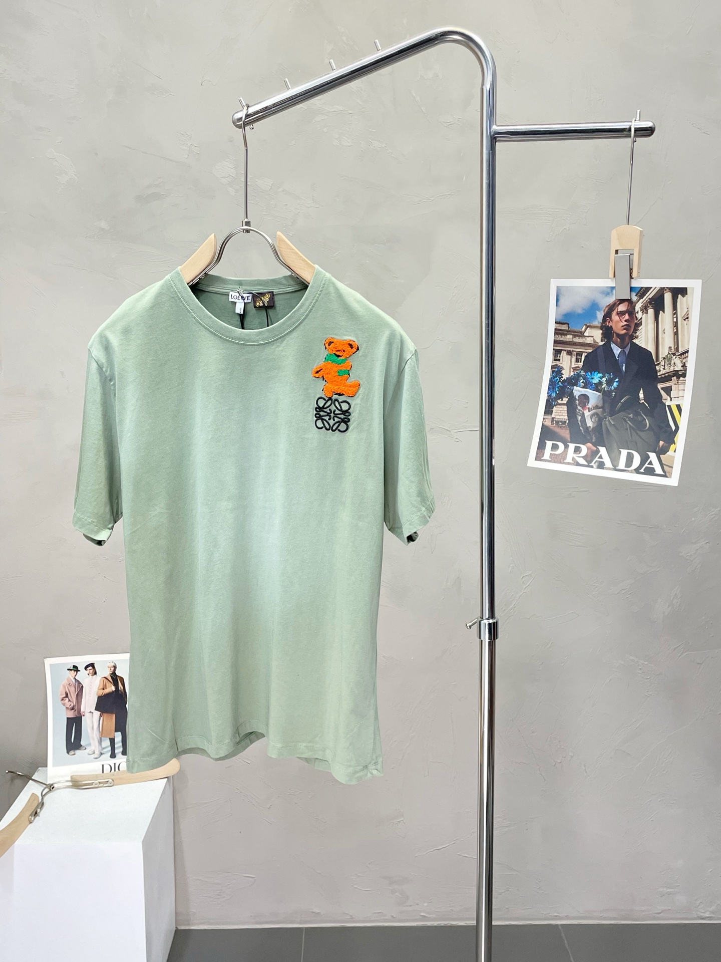 NO:422911,.LOEWE exclusively offers new products, fashionable and casual short-sleeved imported original technology fabrics, soft and comfortable, comfortable and breathable on the upper body, and a unique design style. Whether worn alone or matched, they are all versatile items, demonstrating the personality of young people. The original auxiliary materials are of extremely high grade and are very handsome on the upper body!  S-XL, loewe, loewe, T-shirt, alexander wang19860909.LOEWE罗意威独家专供新品时尚休闲短袖 进口原版科技面料,柔软舒适,上身舒适透气,独特设计风格,无论是单穿还是搭配,都是百搭单品,彰显了年轻人的个性,原版辅料,档次极高,上身帅气十足！码数S-XL,,loewe,loewe,T-shirt,alexander wang,Men's clothing