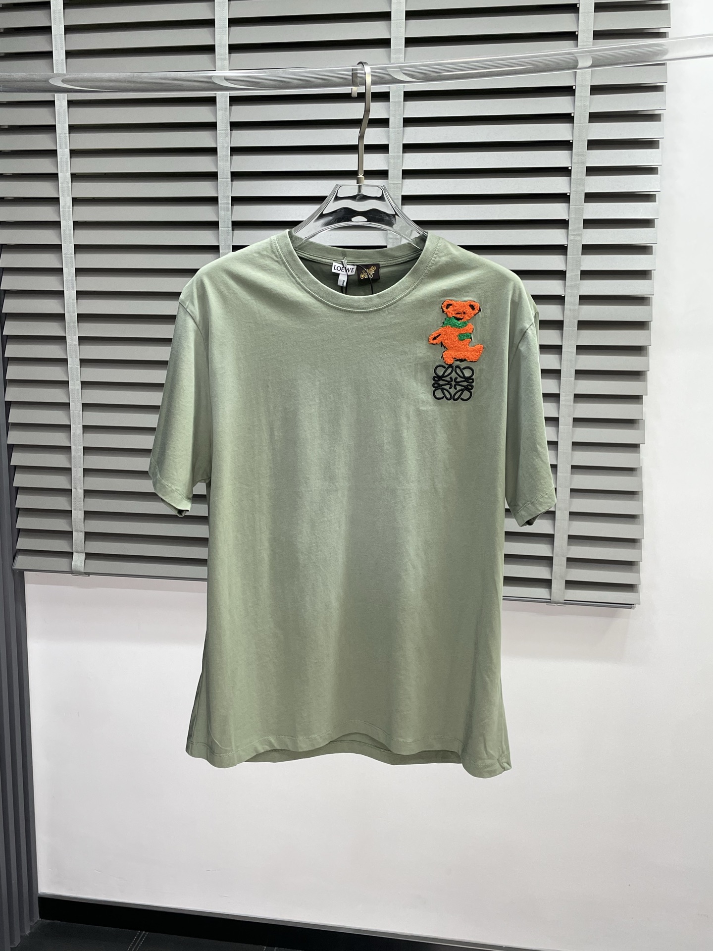 NO:426309,.LOEWE exclusively offers new products, fashionable and casual short-sleeved imported original technology fabrics, soft and comfortable, comfortable and breathable on the upper body, and a unique design style. Whether worn alone or matched, they are all versatile items, demonstrating the personality of young people. The original auxiliary materials are of extremely high grade and are very handsome on the upper body!  S-XL, loewe, loewe, T-shirt, alexander wang19860909.LOEWE罗意威独家专供新品时尚休闲短袖 进口原版科技面料,柔软舒适,上身舒适透气,独特设计风格,无论是单穿还是搭配,都是百搭单品,彰显了年轻人的个性,原版辅料,档次极高,上身帅气十足！码数S-XL,,loewe,loewe,T-shirt,alexander wang,Men's clothing