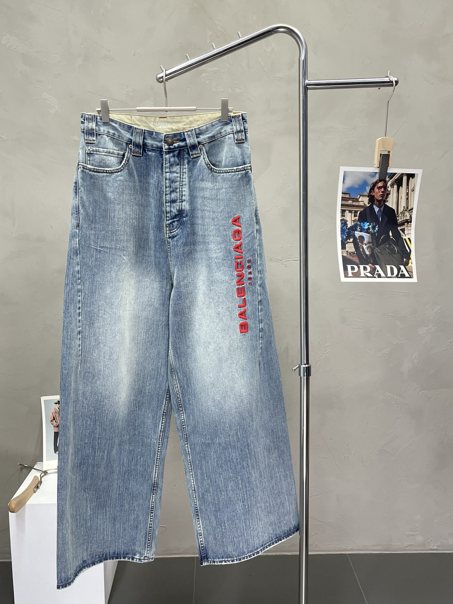 NO:422784,.Balenciaga exclusively offers the new casual wide-leg jeans high-end version!  Customized fabrics for counters are breathable and comfortable, with impeccable details, and the brand element design concept reflects high quality. The feel is delicate and soft!  It is casually cut, with a great upper body style!  Code number XS-L, balenciaga, balenciaga, jeans, alexander wang19860909.Balenciaga巴黎世家独家专供新款休闲阔腿牛仔裤高端版本！专柜定制面料 透气舒适度高,细节无可挑剔,品牌元素设计理念,体现高品质.手感细腻柔软！呈现休闲裁剪,上身版型超赞！码数XS-L,,balenciaga,balenciaga,jeans,alexander wang,Men's clothing