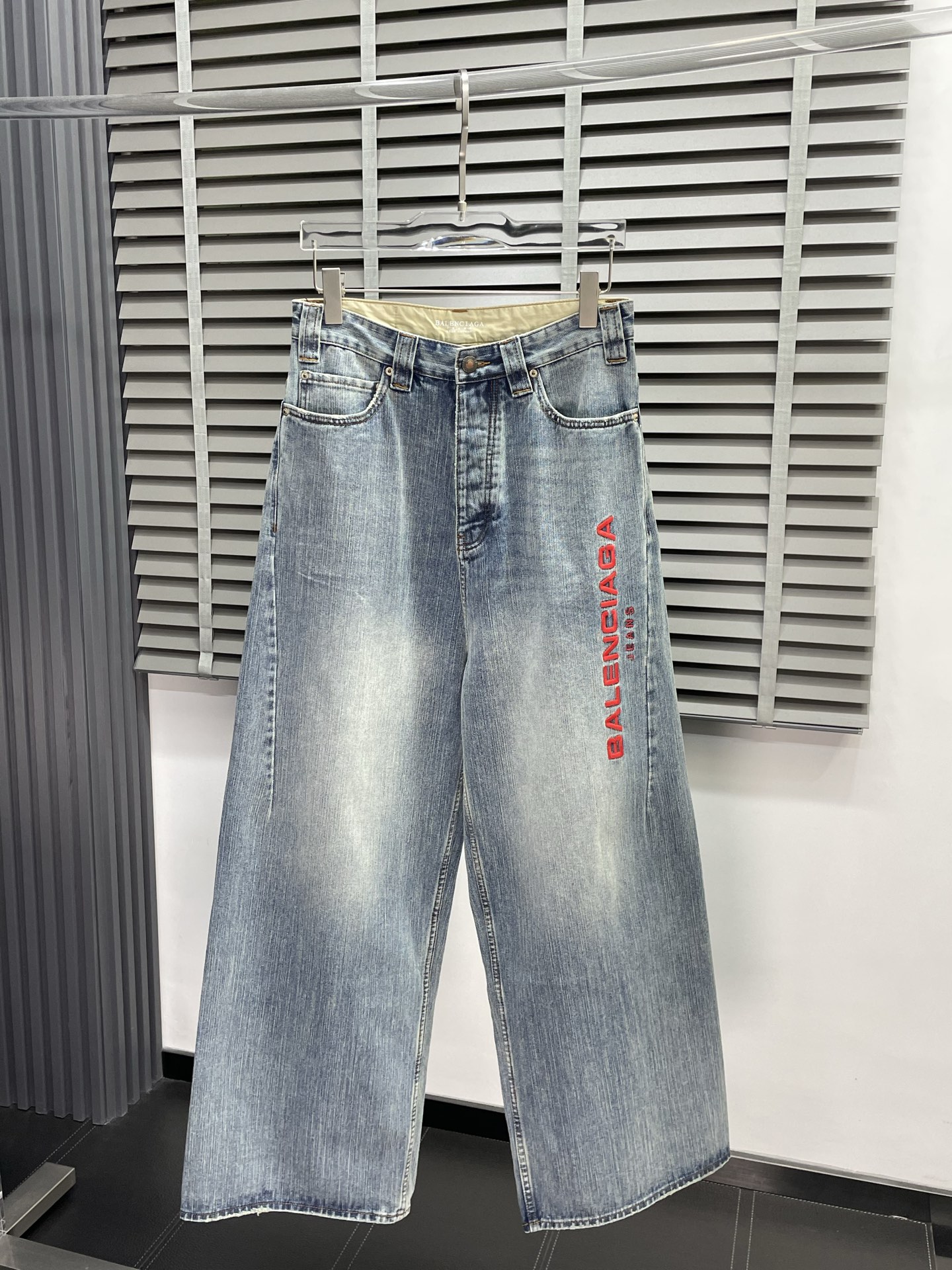 NO:426292,.Balenciaga exclusively offers the new casual wide-leg jeans high-end version!  Customized fabrics for counters are breathable and comfortable, with impeccable details, and the brand element design concept reflects high quality. The feel is delicate and soft!  It is casually cut, with a great upper body style!  Code number XS-L, balenciaga, balenciaga, jeans, alexander wang19860909.Balenciaga巴黎世家独家专供新款休闲阔腿牛仔裤高端版本！专柜定制面料 透气舒适度高,细节无可挑剔,品牌元素设计理念,体现高品质.手感细腻柔软！呈现休闲裁剪,上身版型超赞！码数XS-L,,balenciaga,balenciaga,jeans,alexander wang,Men's clothing