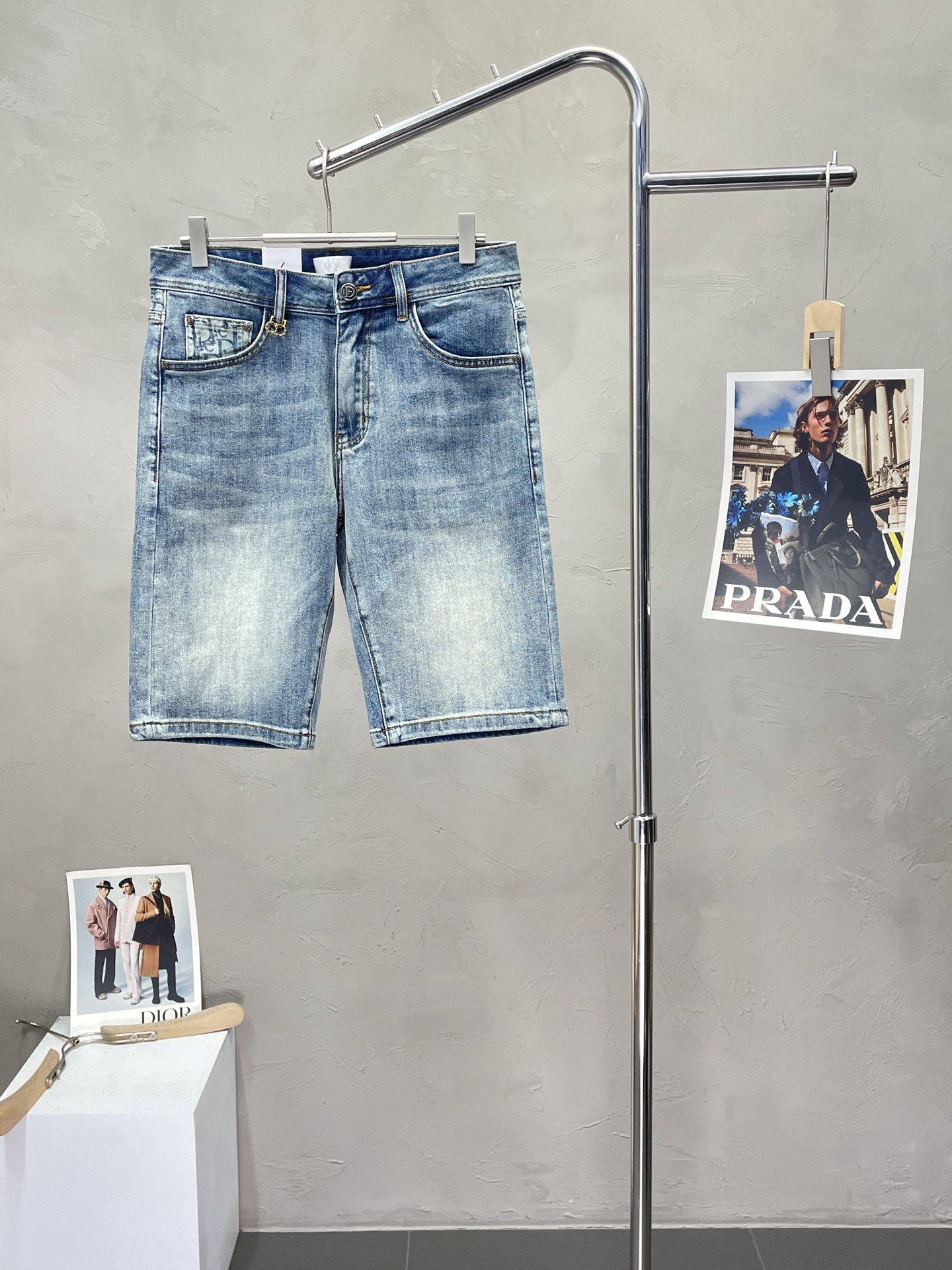 NO:422794,.Dior exclusively available in new styles, high-end version of casual denim shorts!  Customized fabrics for counters are breathable and comfortable, with impeccable details, and the brand element design concept reflects high quality. Logo pattern, delicate and soft feel!  It is casually cut, with a great upper body style!  Number of codes 28-38 (no 35.37), dior, dior, shorts, alexander wang19860909.Dior迪奥独家专供新款 休闲牛仔短裤高端版本！专柜定制面料 透气舒适度高,细节无可挑剔,品牌元素设计理念,体现高品质.logo图案,手感细腻柔软！呈现休闲裁剪,上身版型超赞！码数28-38（无35.37）,,dior,dior,shorts,alexander wang,Men's clothing