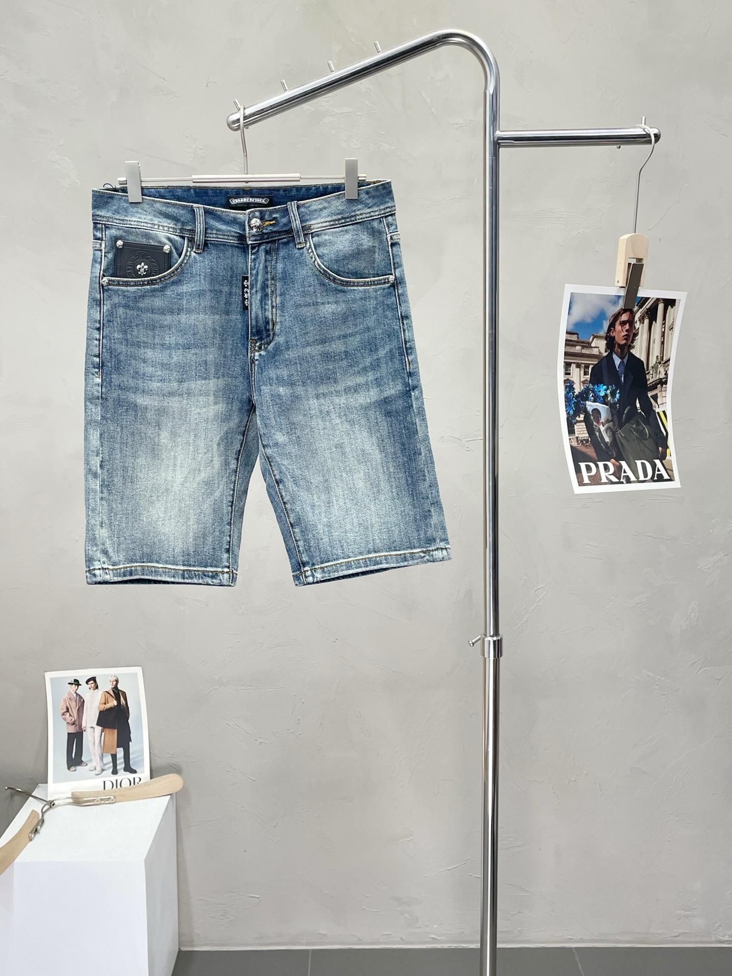 NO:426216,.Chrome Hearts exclusively for new styles, high-end version of casual denim shorts!  Customized fabrics for counters are breathable and comfortable, with impeccable details, and the brand element design concept reflects high quality. Logo pattern, delicate and soft feel!  It is casually cut, with a great upper body style!  Number of codes 28-38 (no 35.37), chrome hearts, chrome hearts, shorts, alexander wang19860909.Chrome Hearts克罗心独家专供新款 休闲牛仔短裤高端版本！专柜定制面料 透气舒适度高,细节无可挑剔,品牌元素设计理念,体现高品质.logo图案,手感细腻柔软！呈现休闲裁剪,上身版型超赞！码数28-38（无35.37）,,chrome hearts,chrome hearts,shorts,alexander wang,Men's clothing