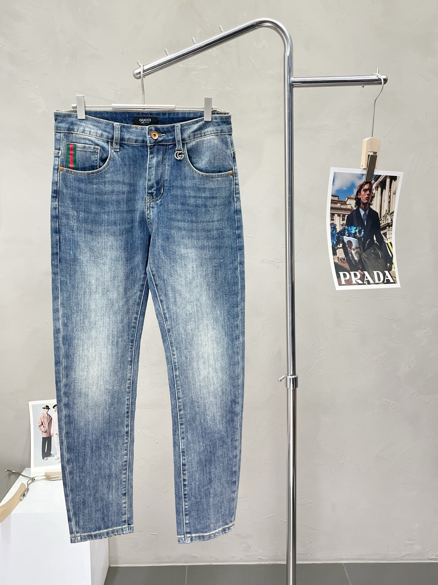 NO:426224,.Gucci exclusively offers new high-end jeans!  Customized fabrics for counters are breathable and comfortable, with impeccable details, and the brand element design concept reflects high quality. The feel is delicate and soft!  It is casually cut, with a great upper body style!  Number of codes 28-38 (no 35.37), gucci, gucci, jeans, alexander wang19860909.Gucci古驰独家专供新款牛仔裤高端版本！专柜定制面料 透气舒适度高,细节无可挑剔,品牌元素设计理念,体现高品质.手感细腻柔软！呈现休闲裁剪,上身版型超赞！码数28-38（无35.37）,,gucci,gucci,jeans,alexander wang,Men's clothing