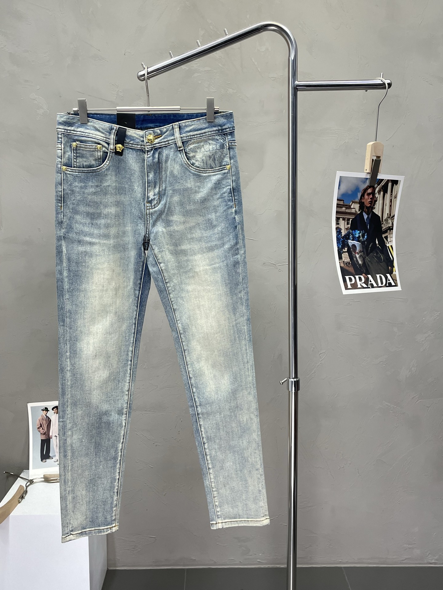 NO:422800,.Versace exclusively offers new high-end jeans!  Customized fabrics for counters are breathable and comfortable, with impeccable details, and the brand element design concept reflects high quality. The feel is delicate and soft!  It is casually cut, with a great upper body style!  Number of codes 28-38 (no 35.37), versace, versace, jeans, alexander wang19860909.Versace范思哲独家专供新款牛仔裤高端版本！专柜定制面料 透气舒适度高,细节无可挑剔,品牌元素设计理念,体现高品质.手感细腻柔软！呈现休闲裁剪,上身版型超赞！码数28-38（无35.37）,,versace,versace,jeans,alexander wang,Men's clothing