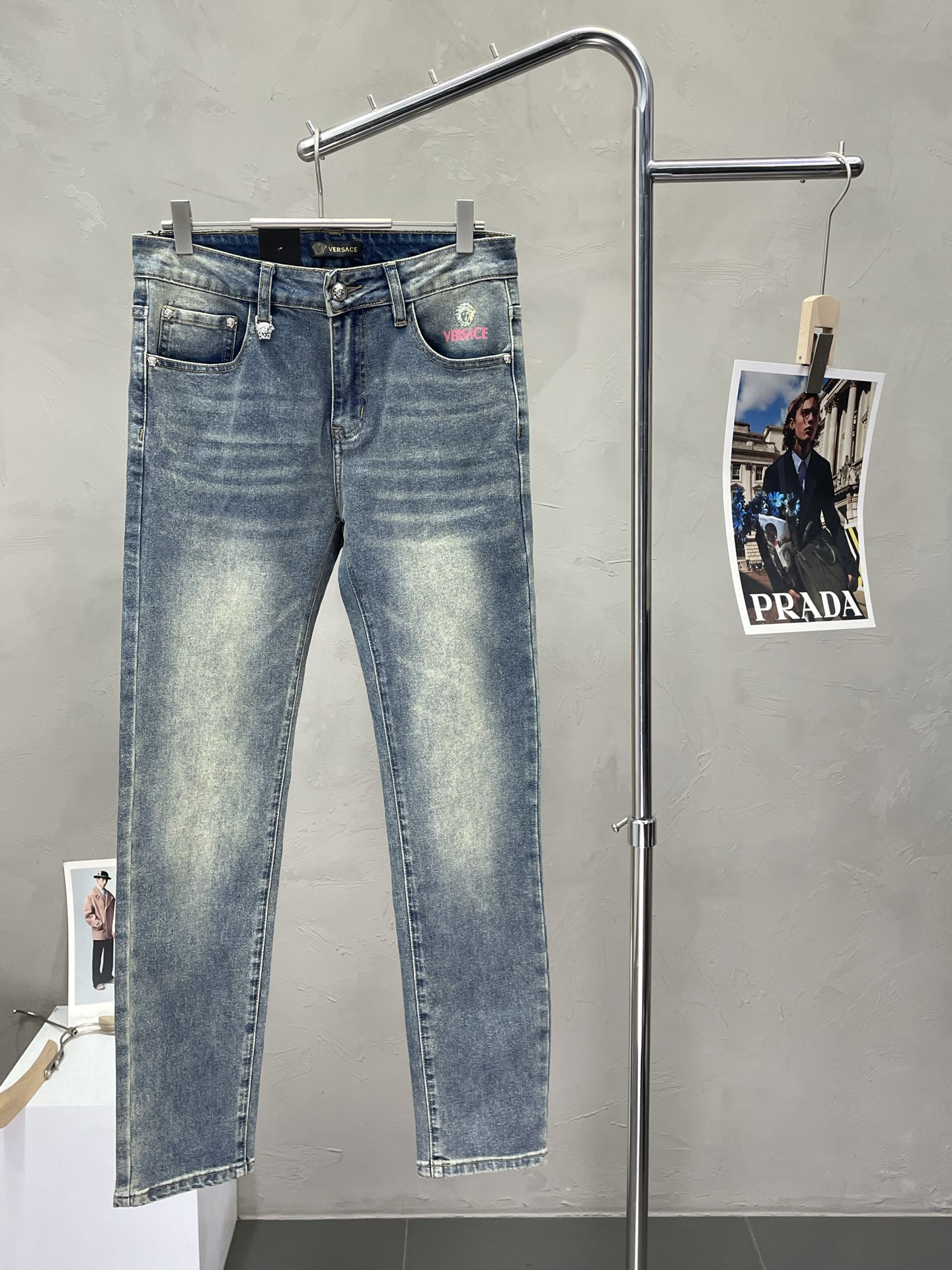 NO:426233,.Versace exclusively offers new high-end jeans!  Customized fabrics for counters are breathable and comfortable, with impeccable details, and the brand element design concept reflects high quality. The feel is delicate and soft!  It is casually cut, with a great upper body style!  Number of codes 28-38 (no 35.37), versace, versace, jeans, alexander wang19860909.Versace范思哲独家专供新款牛仔裤高端版本！专柜定制面料 透气舒适度高,细节无可挑剔,品牌元素设计理念,体现高品质.手感细腻柔软！呈现休闲裁剪,上身版型超赞！码数28-38（无35.37）,,versace,versace,jeans,alexander wang,Men's clothing