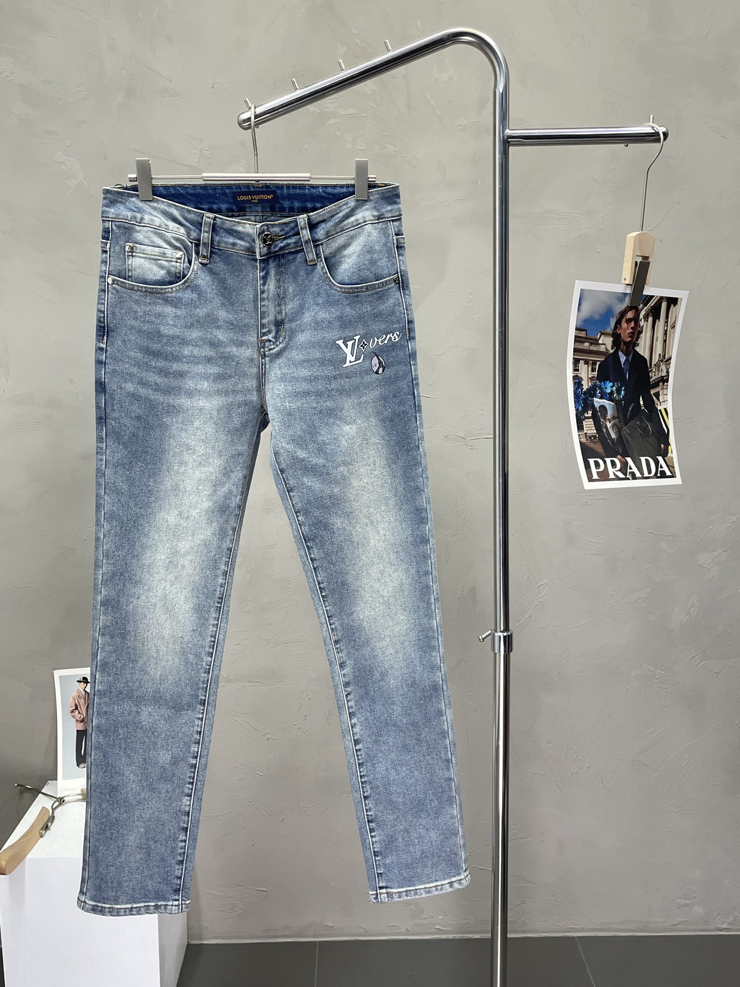 NO:422837,.Louis Vuitton exclusively for the new high-end version of jeans!  Customized fabrics for counters are breathable and comfortable, with impeccable details, and the brand element design concept reflects high quality. The feel is delicate and soft!  It is casually cut, with a great upper body style!  Number of codes 28-38 (no 35.37), louis vuitton,louis vuitton,jeans,alexander wang19860909.Louis Vuitton路易威登独家专供新款牛仔裤高端版本！专柜定制面料 透气舒适度高,细节无可挑剔,品牌元素设计理念,体现高品质.手感细腻柔软！呈现休闲裁剪,上身版型超赞！码数28-38（无35.37）,,louis vuitton,louis vuitton,jeans,alexander wang,Men's clothing